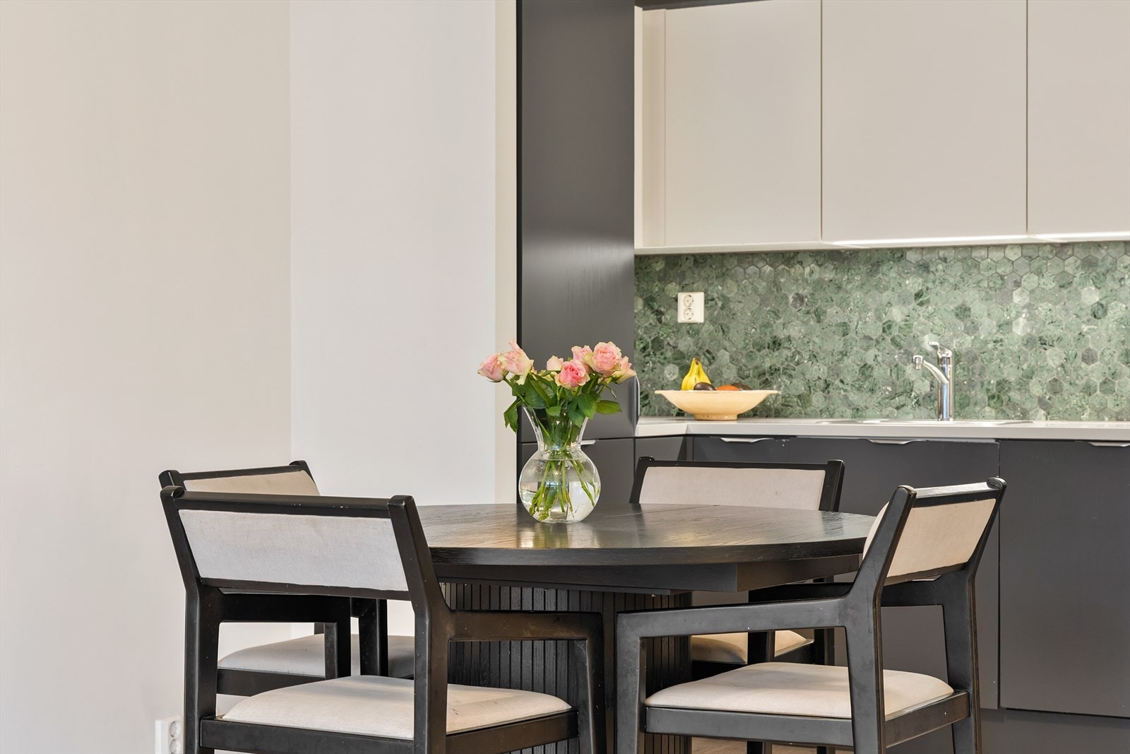 Det er god plass til en spiseplass i tilknytning til kjøkkenet. Galleribilde