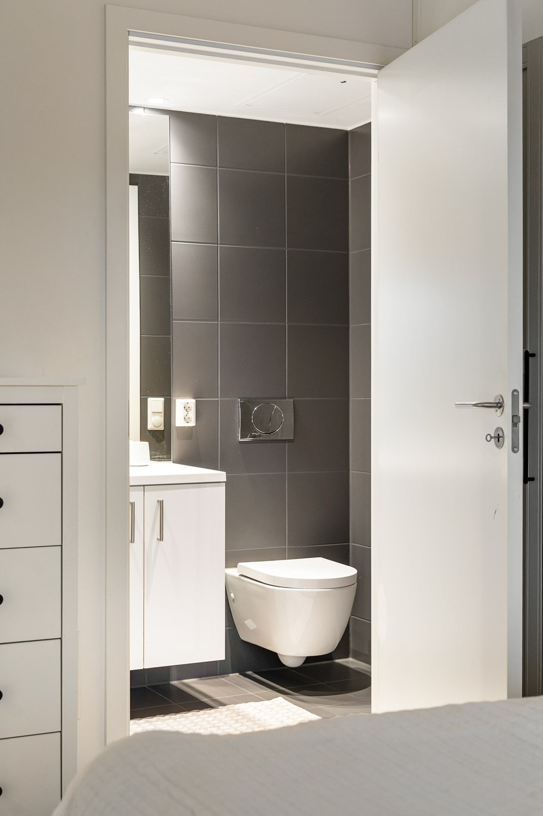 Det private badet er en moderne prefabrikkert våtromskabin fra byggeåret. Galleribilde