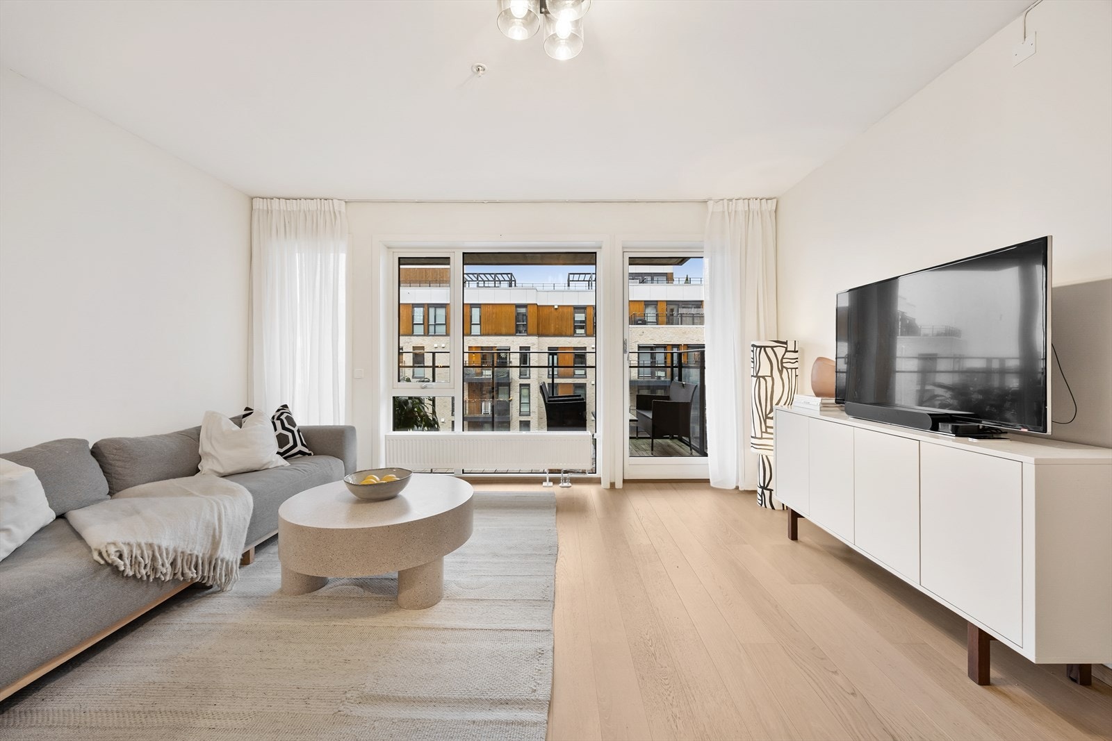 Oppvarming via radiatorer tilknyttet felles varmeanlegg. Galleribilde