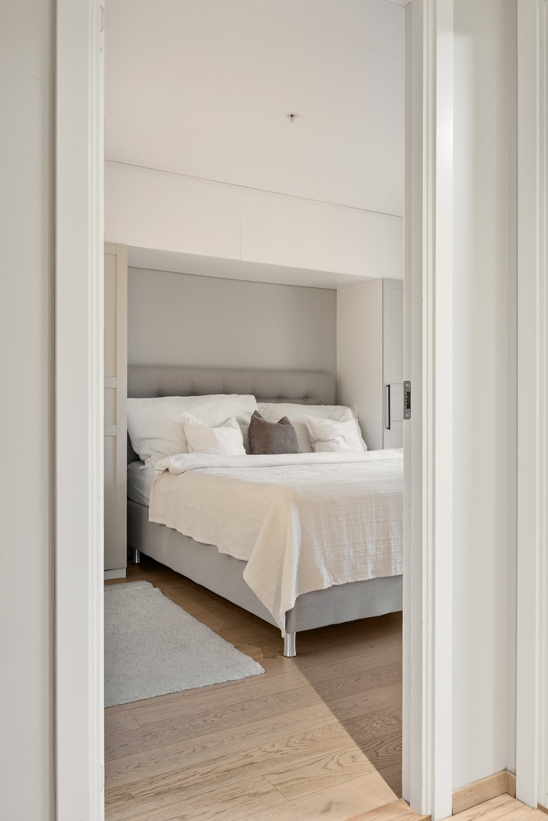 Inngang til hovedsoverommet med plassbygde garderobeløsninger. Galleribilde