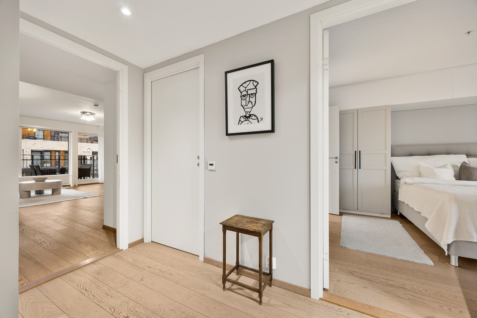 Fra gangen åpner det seg opp mot stuen og hovedsoverommet. Galleribilde