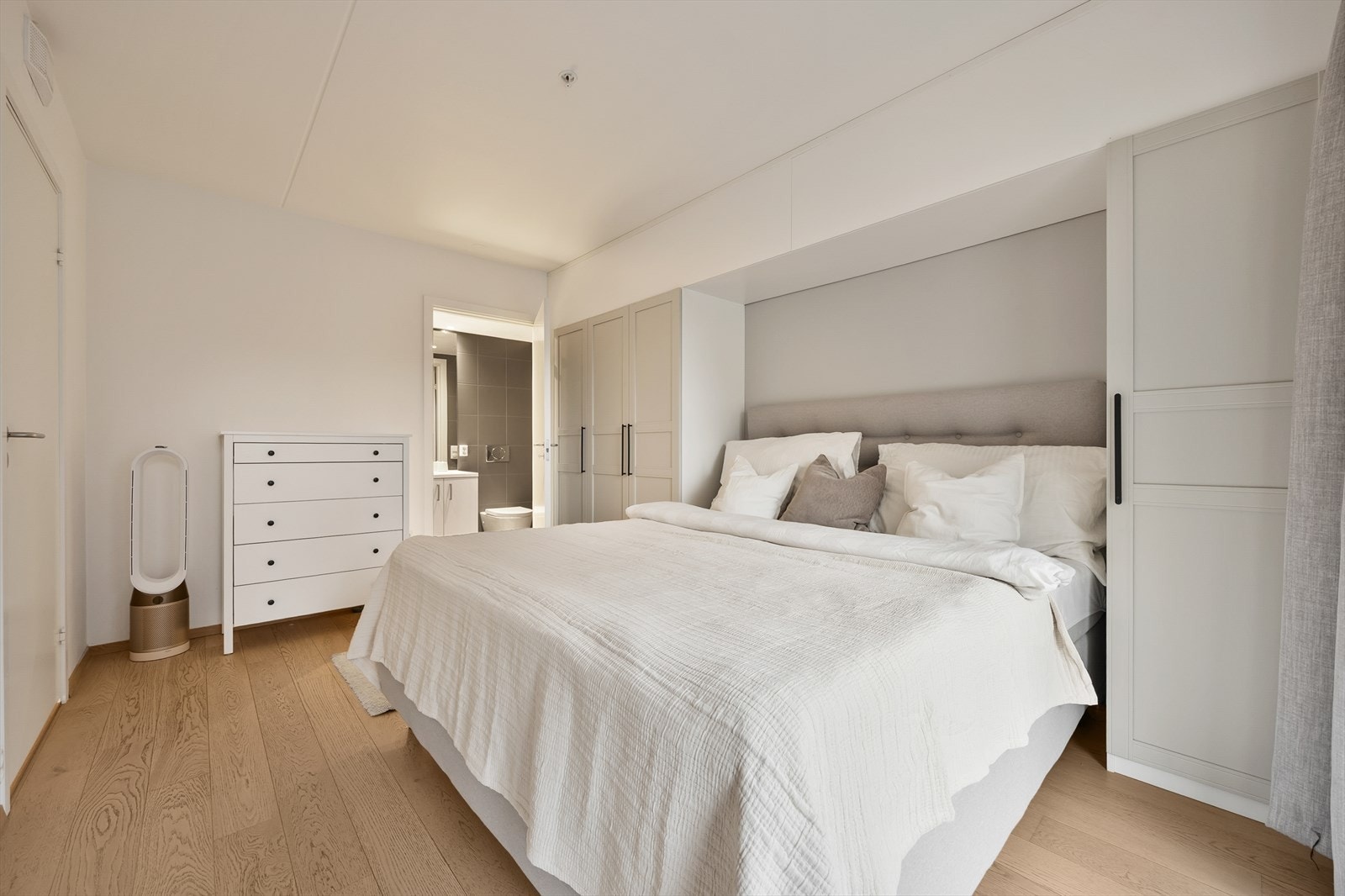 Hovedsoverommet har praktisk, direkte adkomst til eget bad. Galleribilde