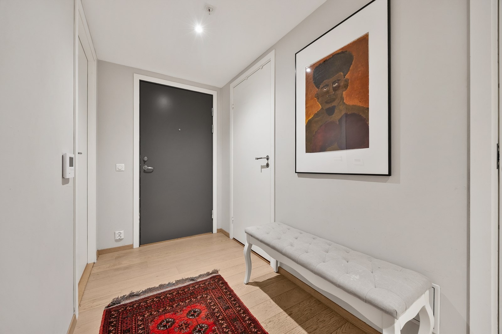 Innbydende entré med parkett på gulv og adkomst til leilighetens øvrige rom. Galleribilde