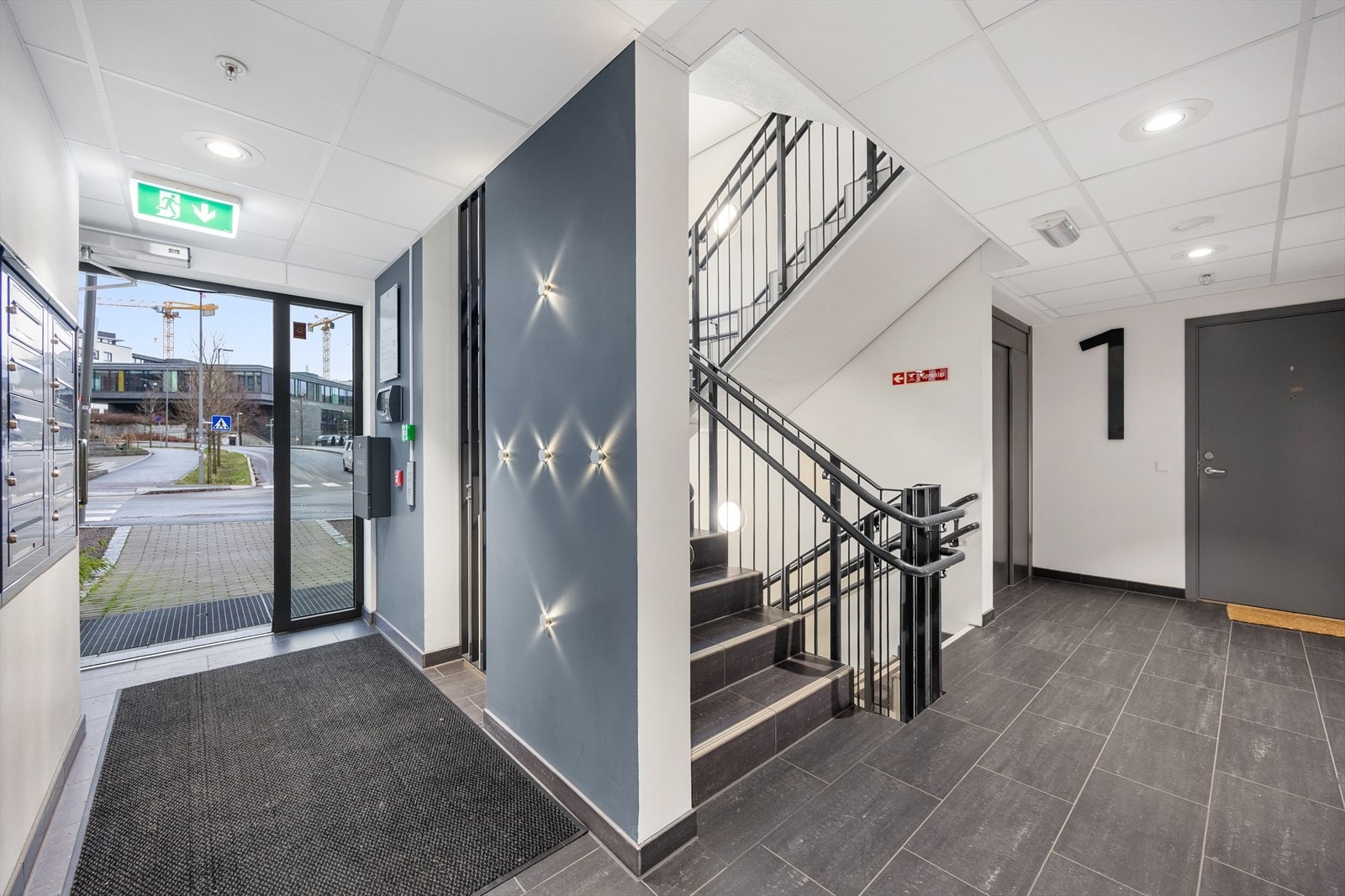 Felles inngangsparti med dørcalling og heis til leilighetsplanene. Galleribilde