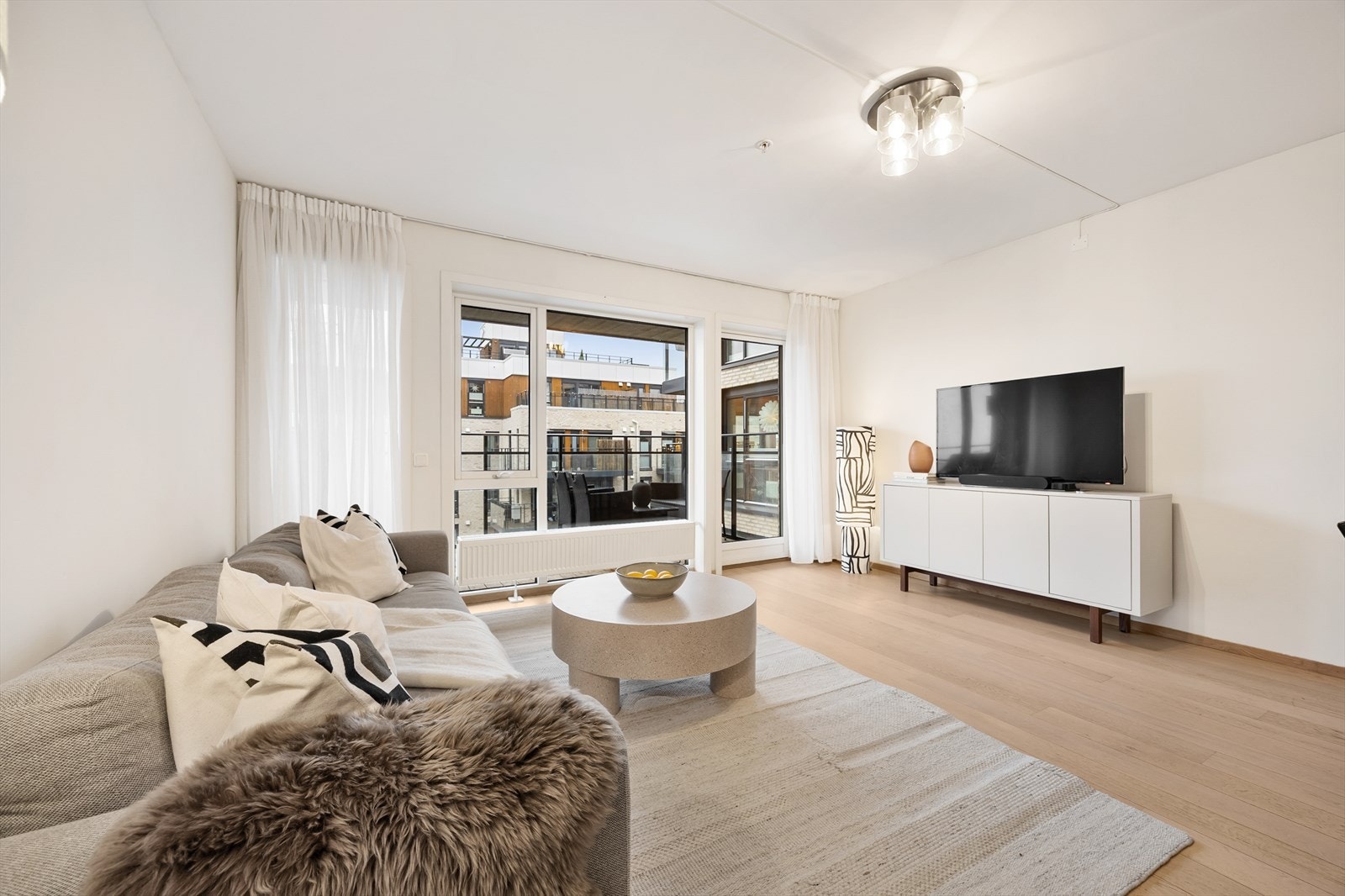 Store vindusflater med isolerglass fra byggeåret gir rikelig med naturlig lys. Galleribilde