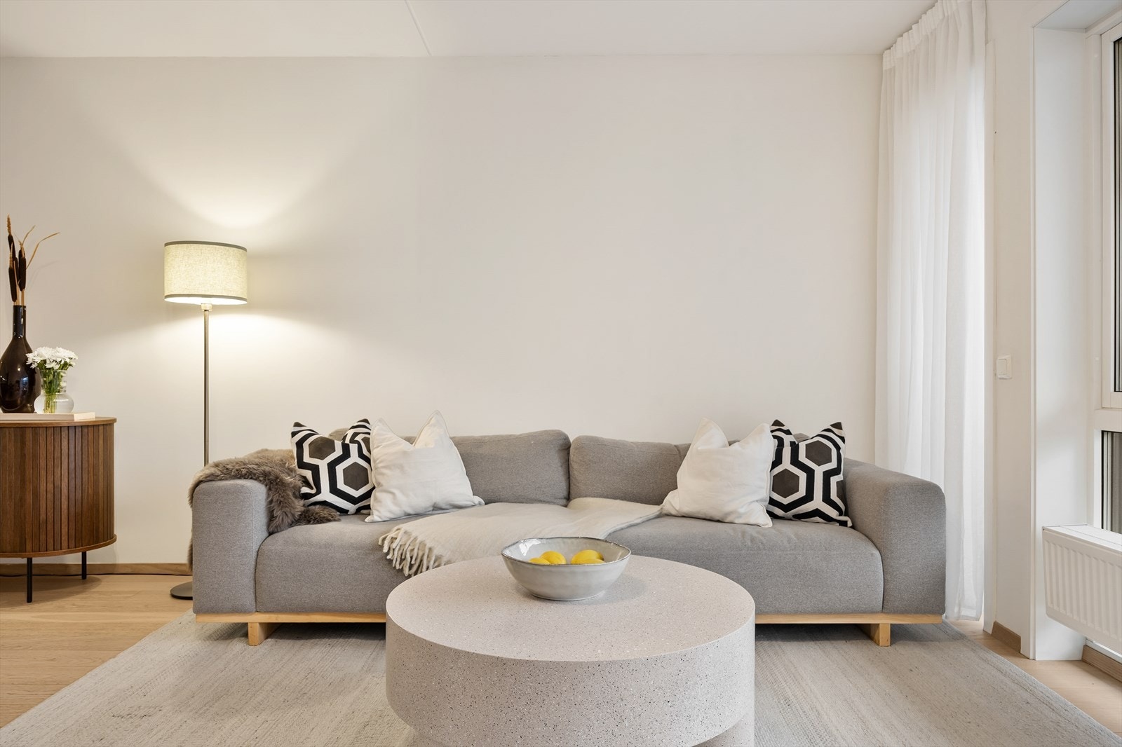 Vegger og himling har sparklet/pussede og malte overflater. Galleribilde