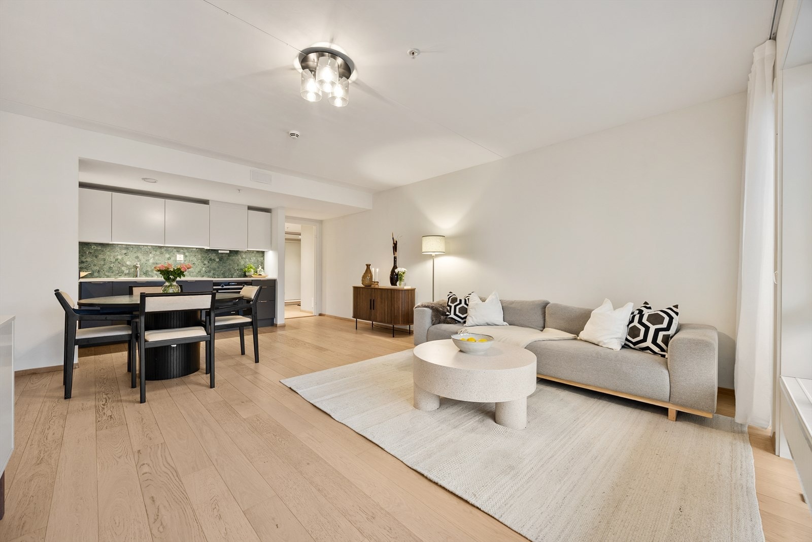 Gjennomgående parkett på gulv og en takhøyde på ca. 2,50 meter gir en god romfølelse. Galleribilde