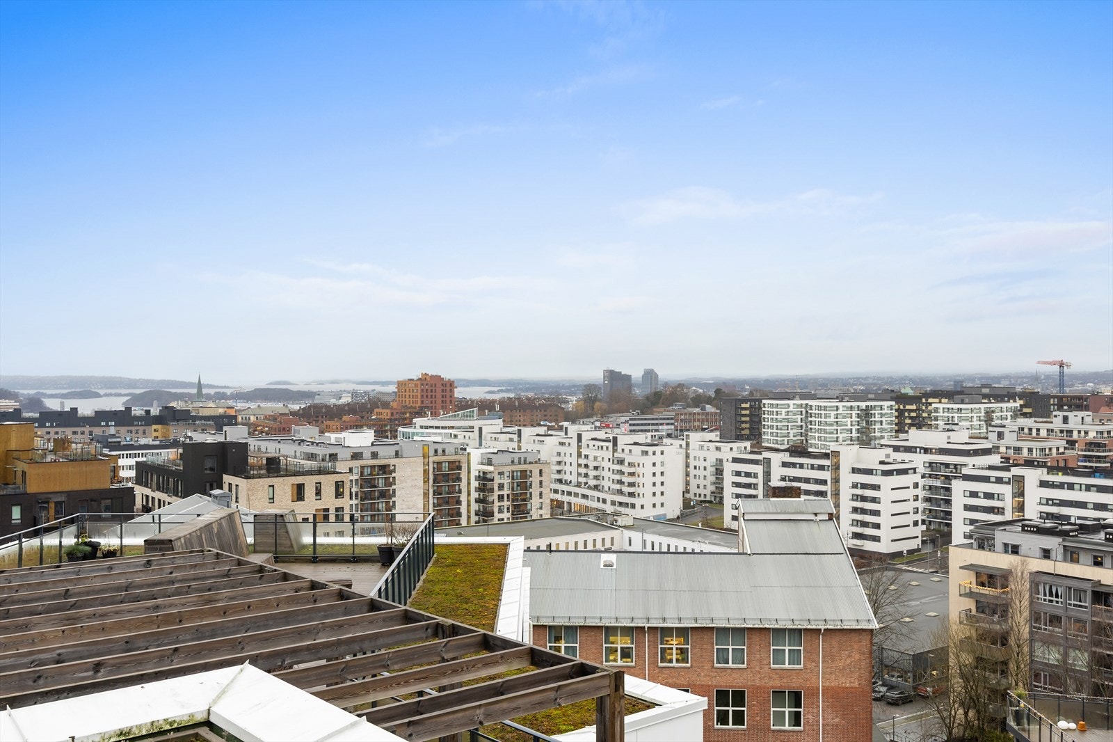 Fra Ensjø T-banestasjon, ca. 8 minutter unna, tar linje 1, 2, 3 og 4 deg raskt til sentrum. Galleribilde