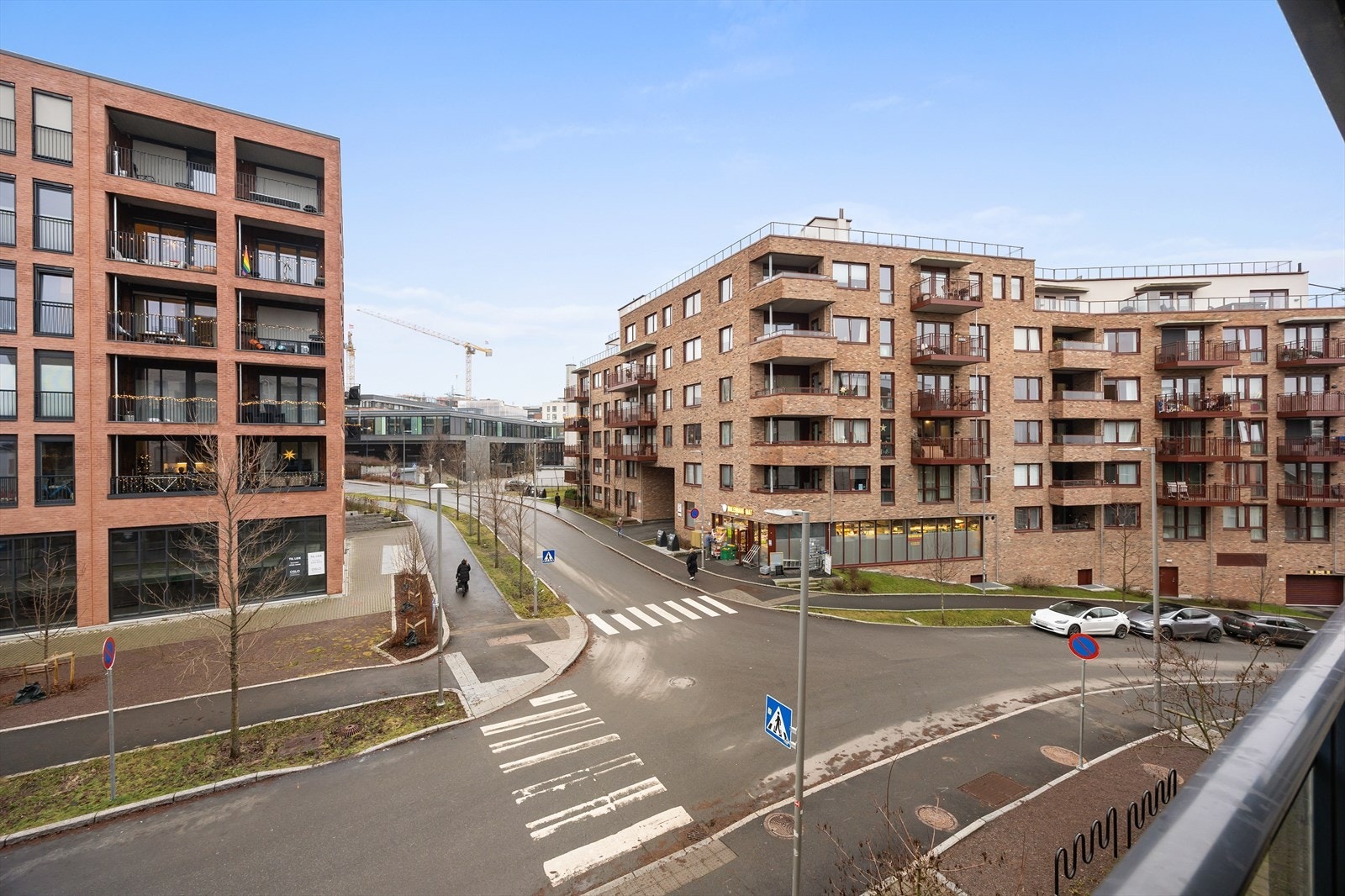 Hverdagslogistikken er enkel med kort gangavstand til dagligvarebutikker som Kiwi og Rema 1000. Galleribilde