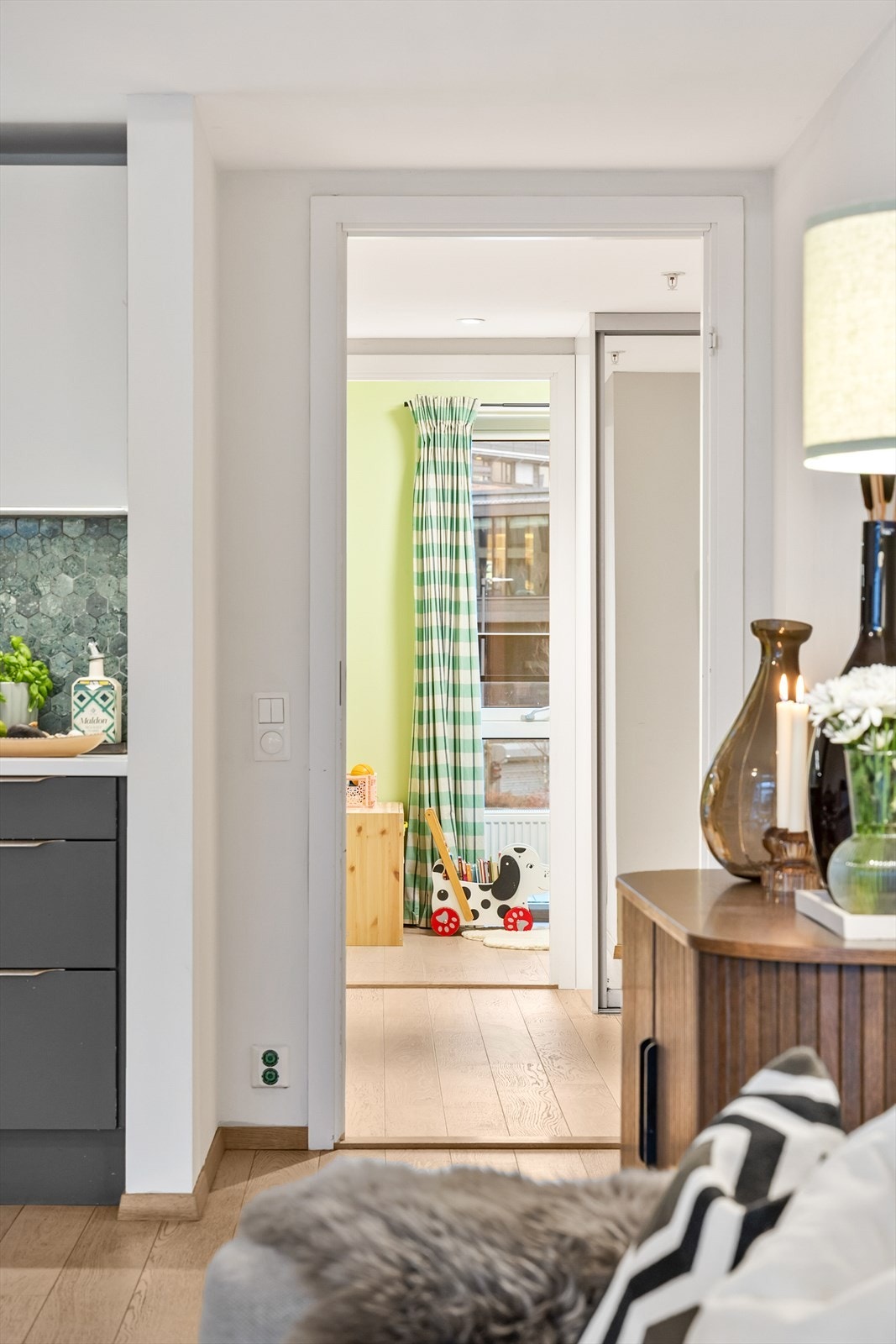 Et glimt inn til et av soverommene fra stuen. Galleribilde