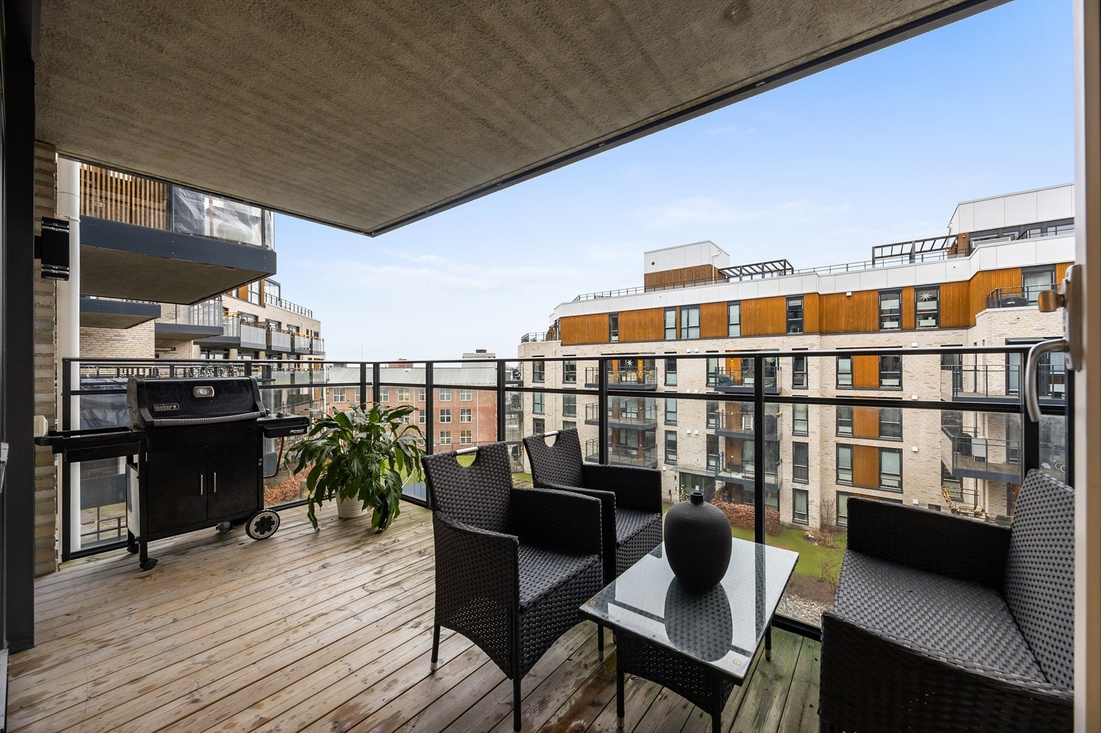 Den romslige balkongen på 9 m² har adkomst fra stuen og god plass til en sittegruppe. Galleribilde