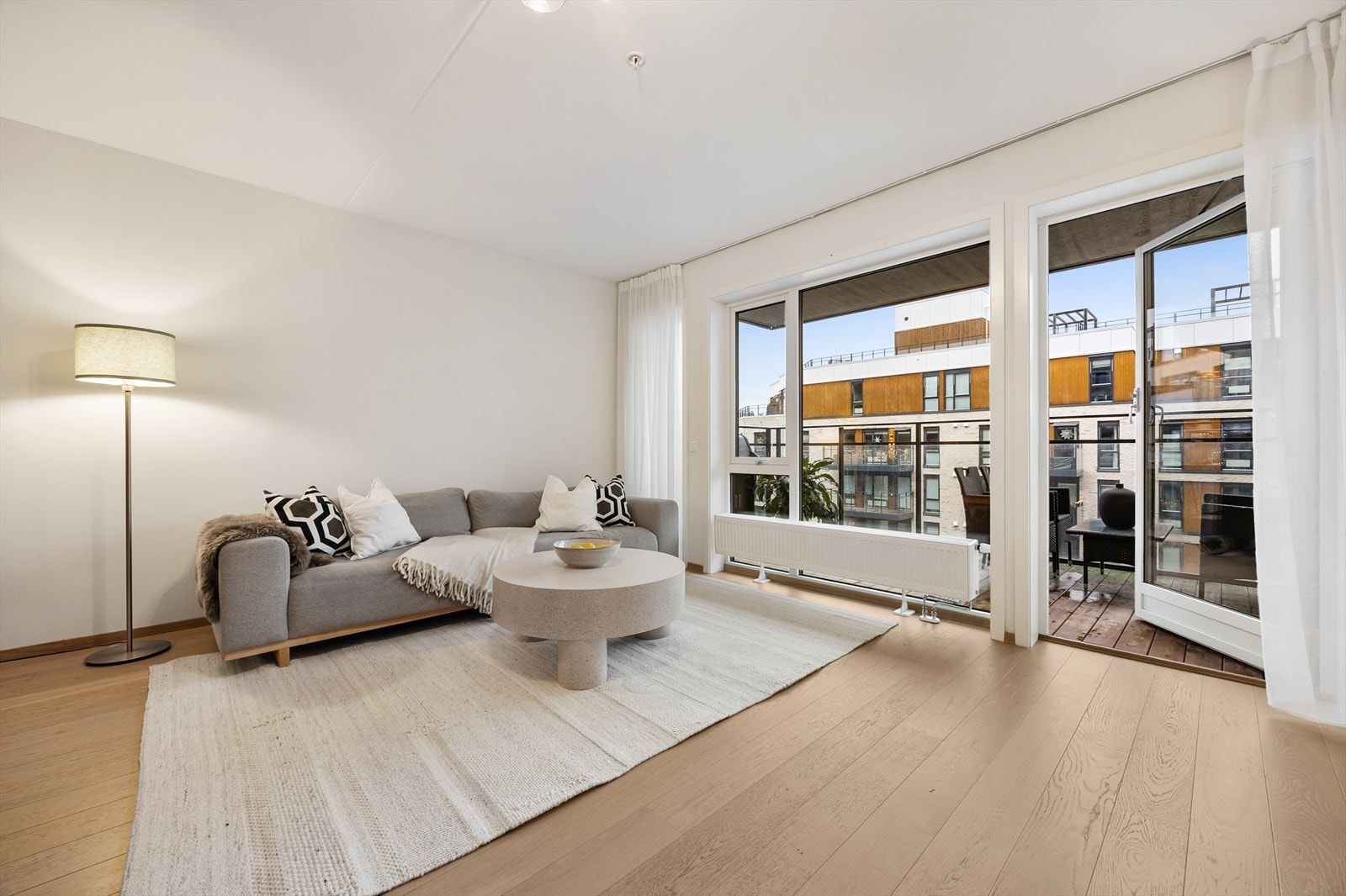 Fra stuen er det direkte utgang til en av leilighetens to balkonger. Galleribilde