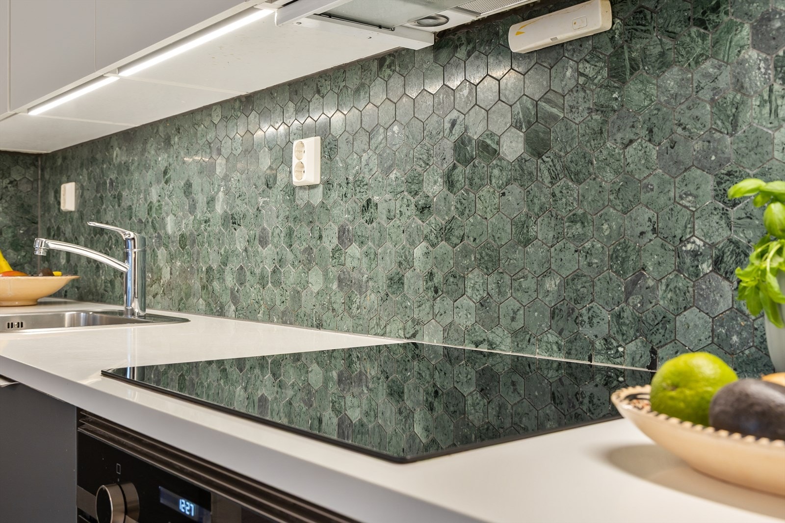 Balansert ventilasjon med avtrekk over kokesonen sikrer godt inneklima. Galleribilde