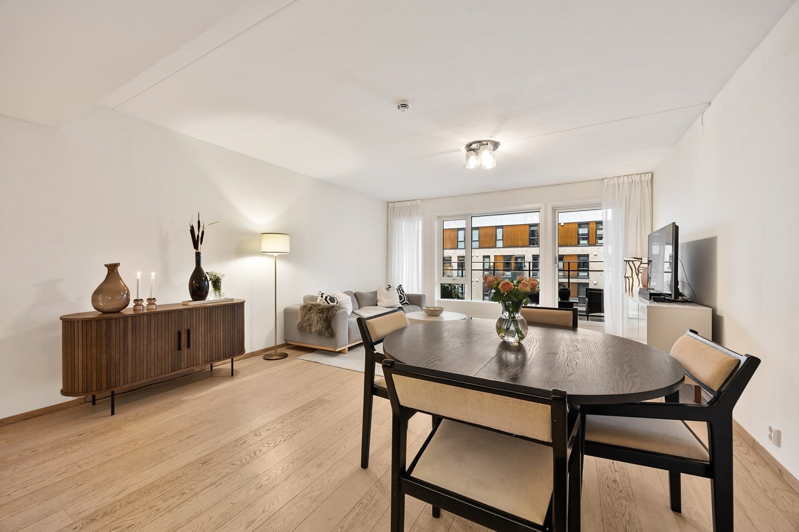 Stuen har god plass til både sofagruppe og en større spisestue. Galleribilde