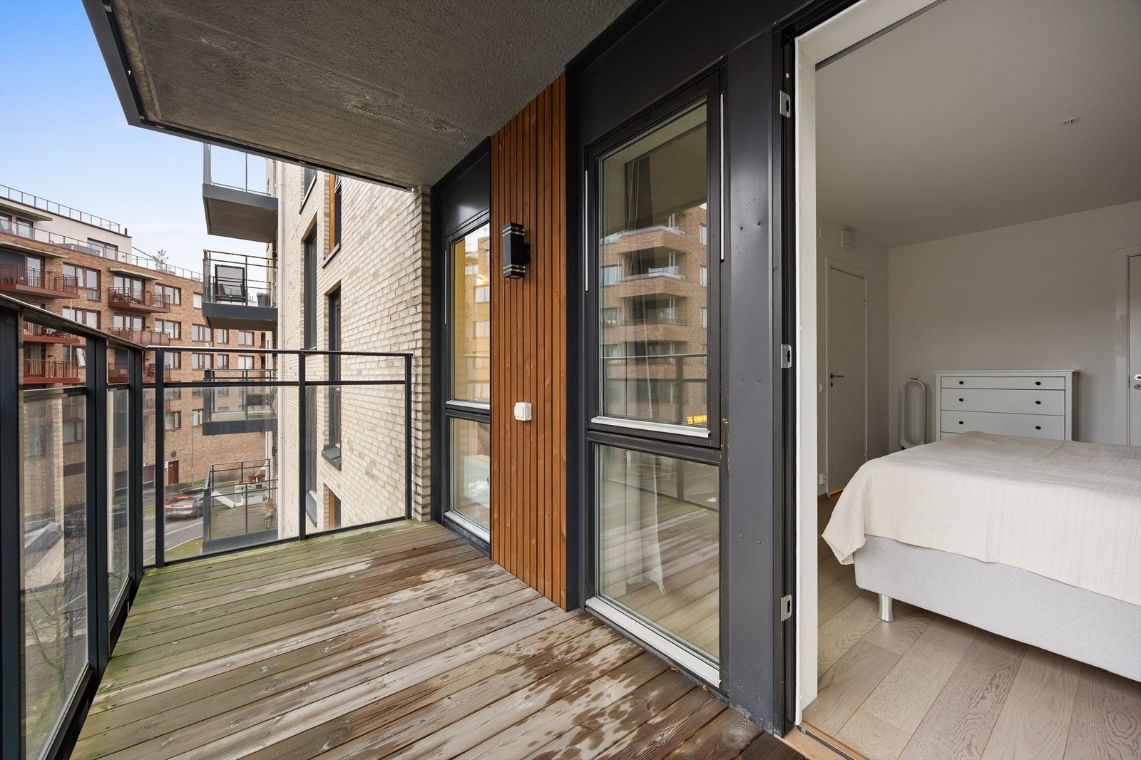 Balkongdør fra soverommet gir enkel tilgang til uteplassen. Galleribilde