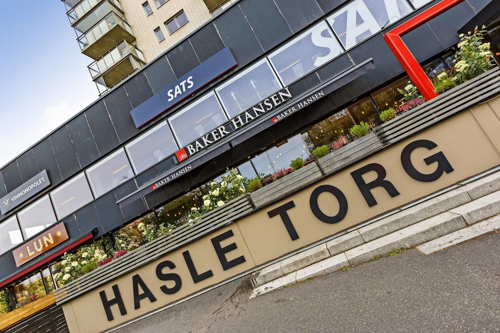 Nærområde - Hasle Torg med ytterligere servicetilbud. Galleribilde