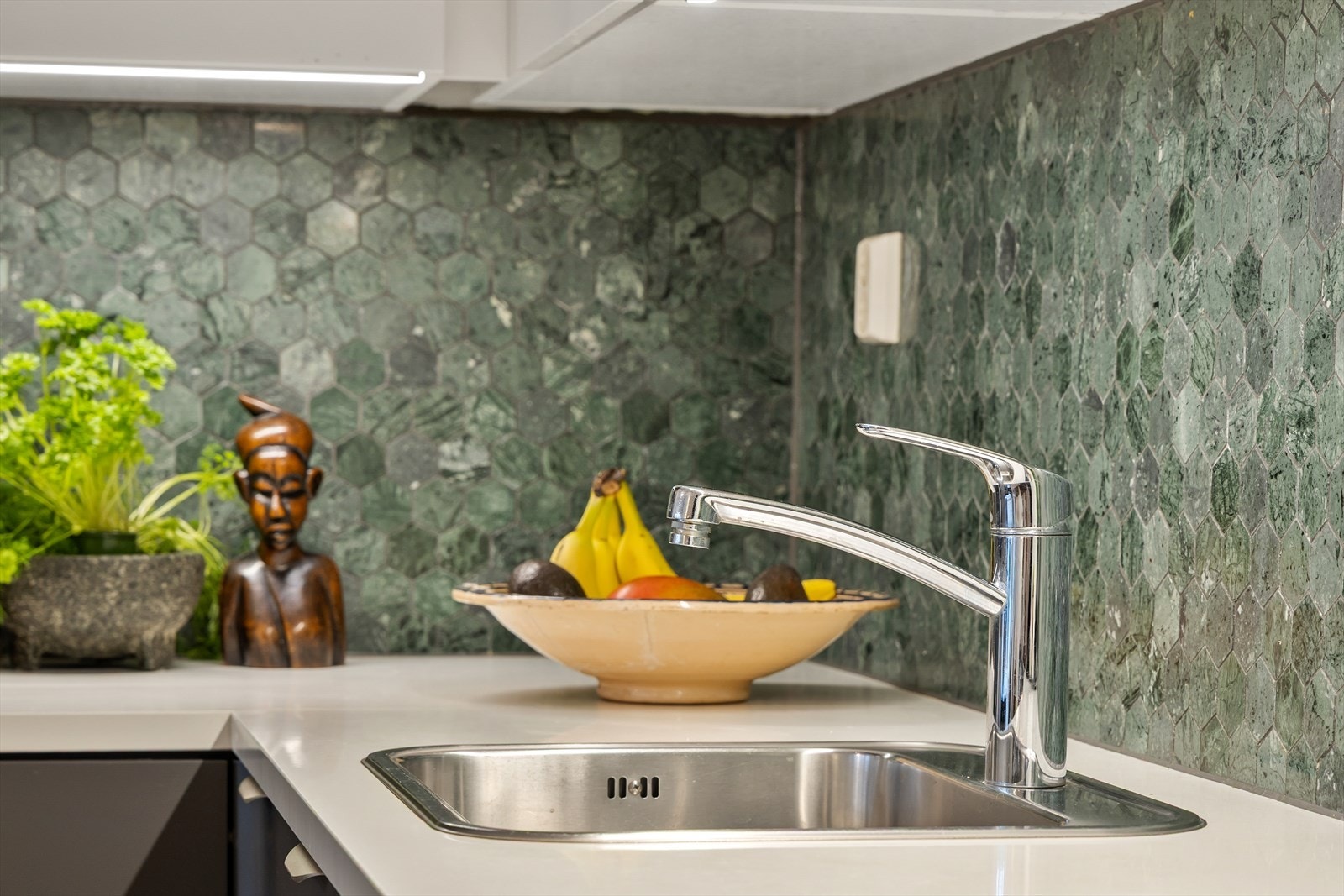 Benkeplaten i laminat har en praktisk nedfelt kum i stål. Galleribilde