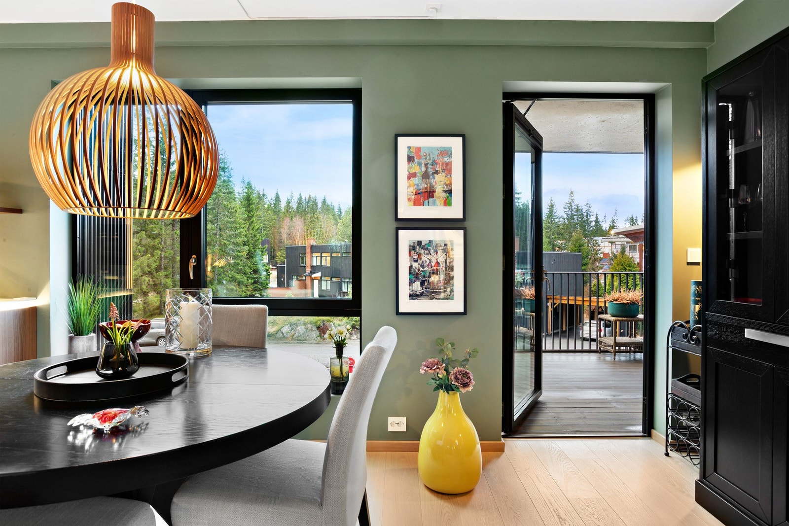 Utgang til den solrike og hyggelig balkongen på ca 13 kvm. Galleribilde