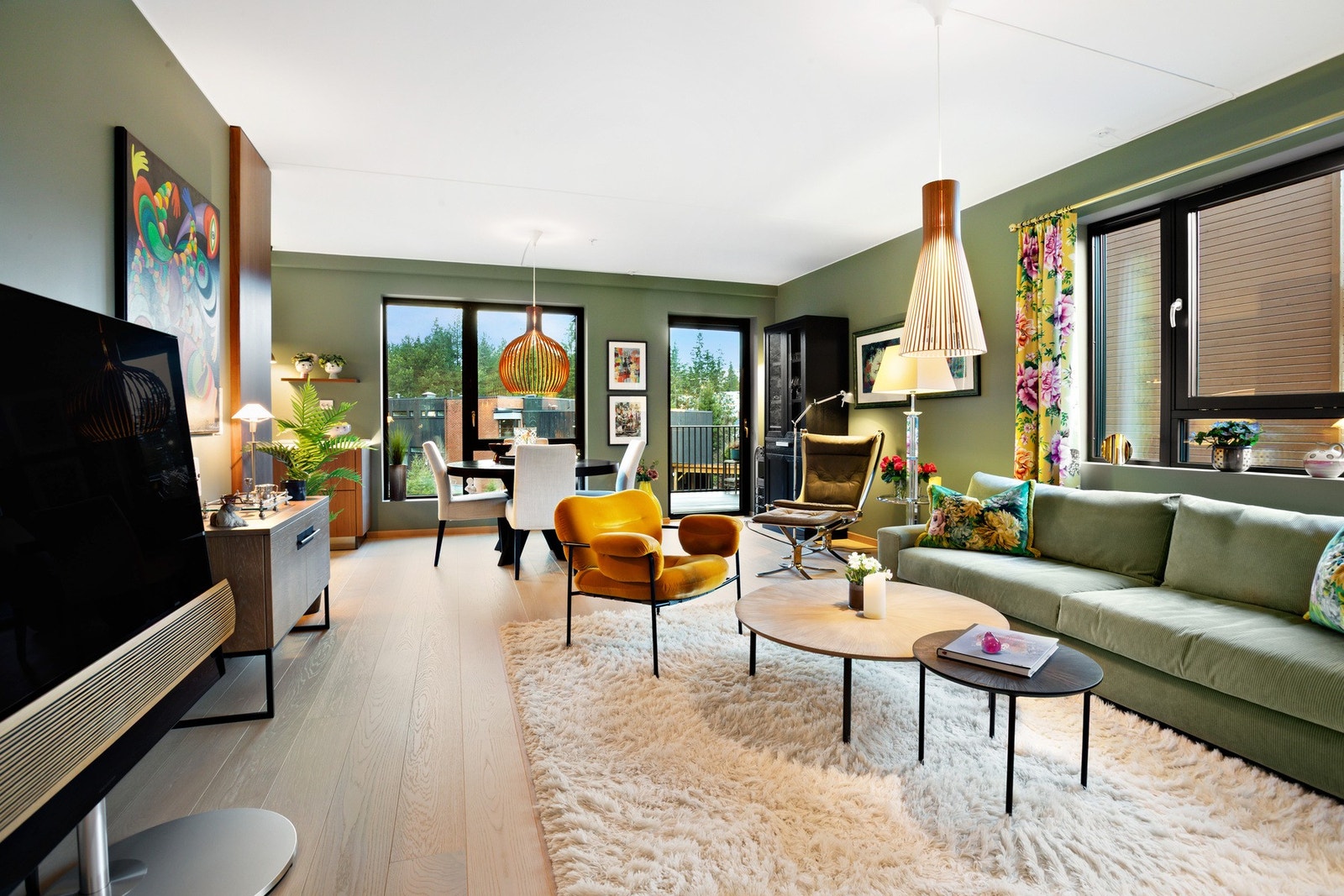 Stuen er romslig, med store vindusflater mot sydvest. Lekker enstavseikeparkett med vannbåren varme. Galleribilde