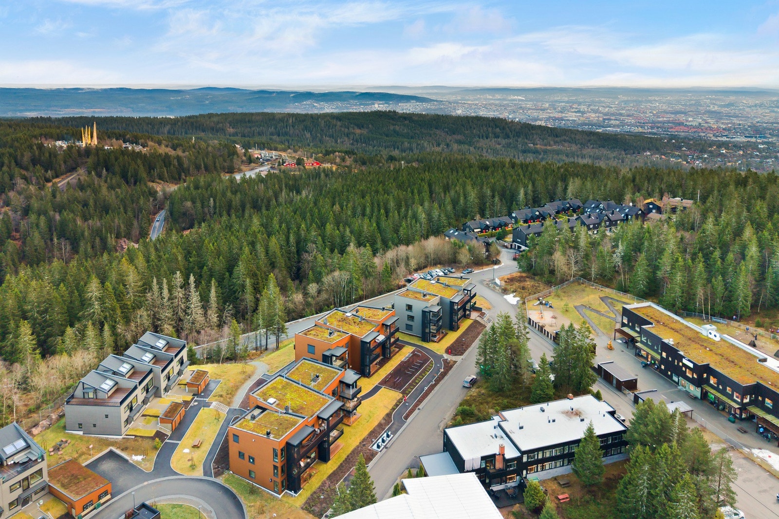 Stille og rolig beliggenhet, men samtidig kort vei til off. kommunikasjon. Galleribilde