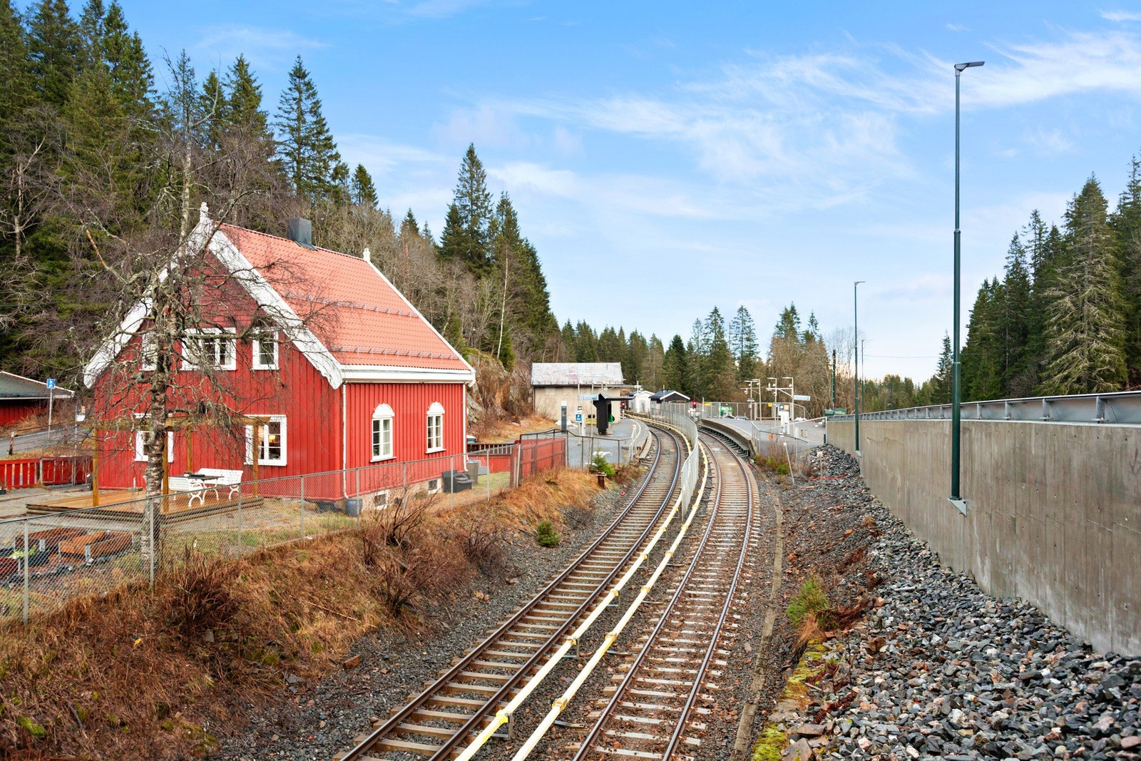 Voksenkollen stasjon ligger kun en kort spasertur unna leiligheten. Galleribilde