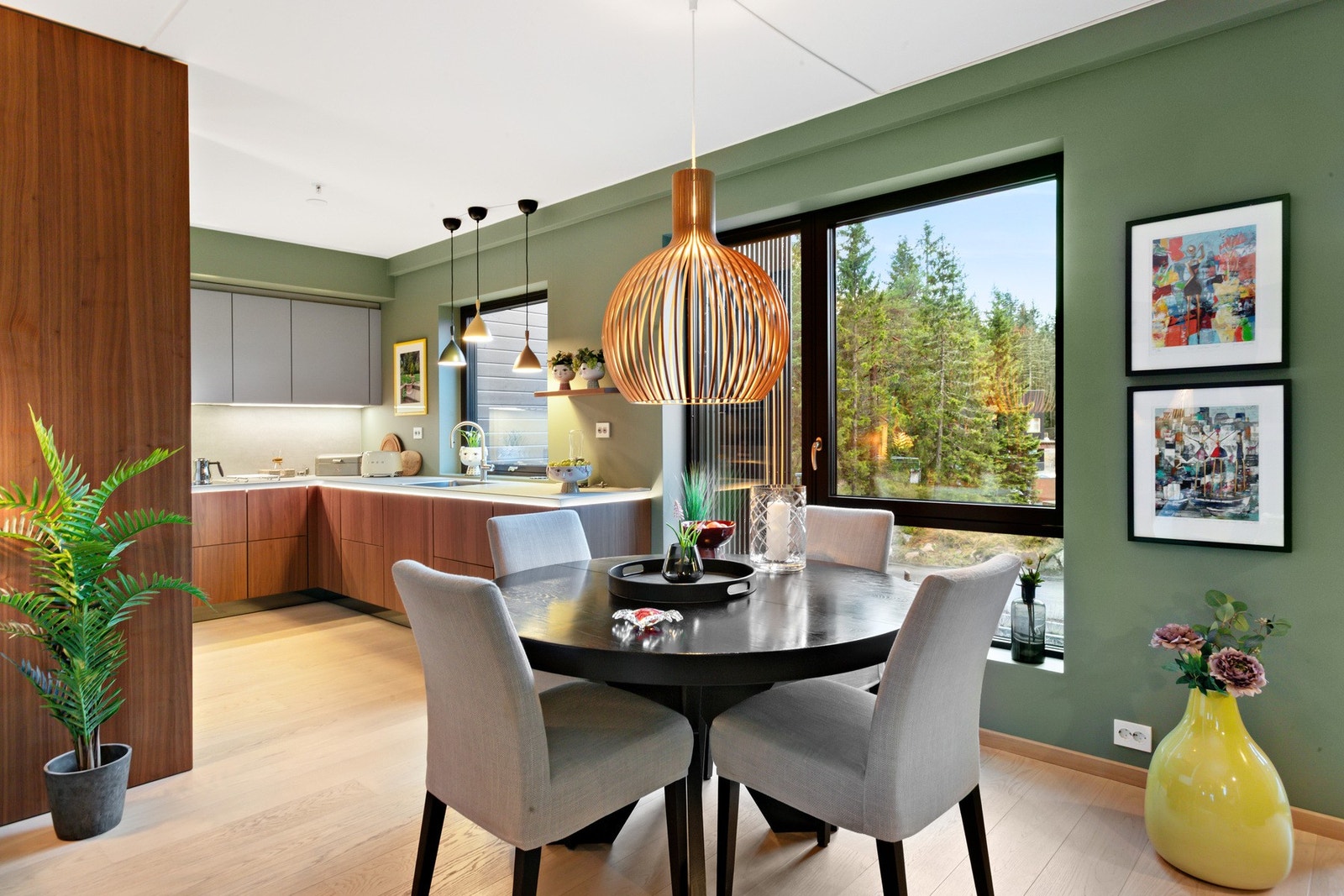 God plass til spisestue ved kjøkkenet. Galleribilde