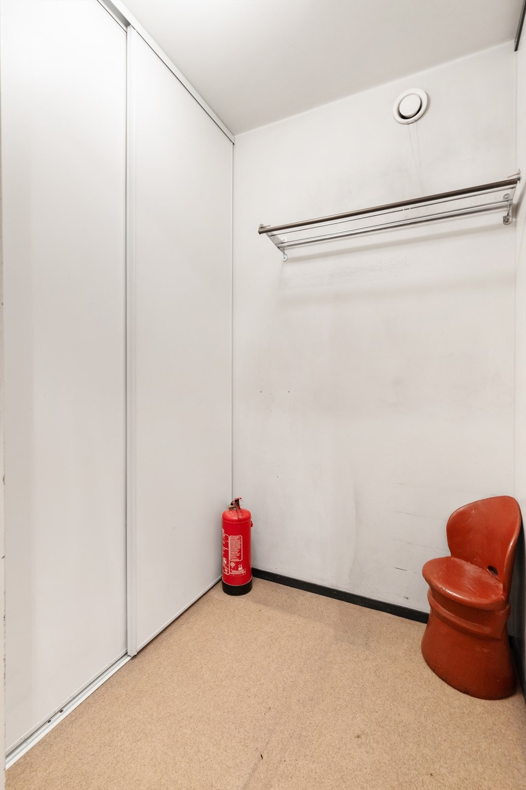 Fra entréen er det også en praktisk bod med oppbevaringsplass- perfekt for oppbevaring av sesongtøy og utstyr med lett tilgjengelighet. Galleribilde