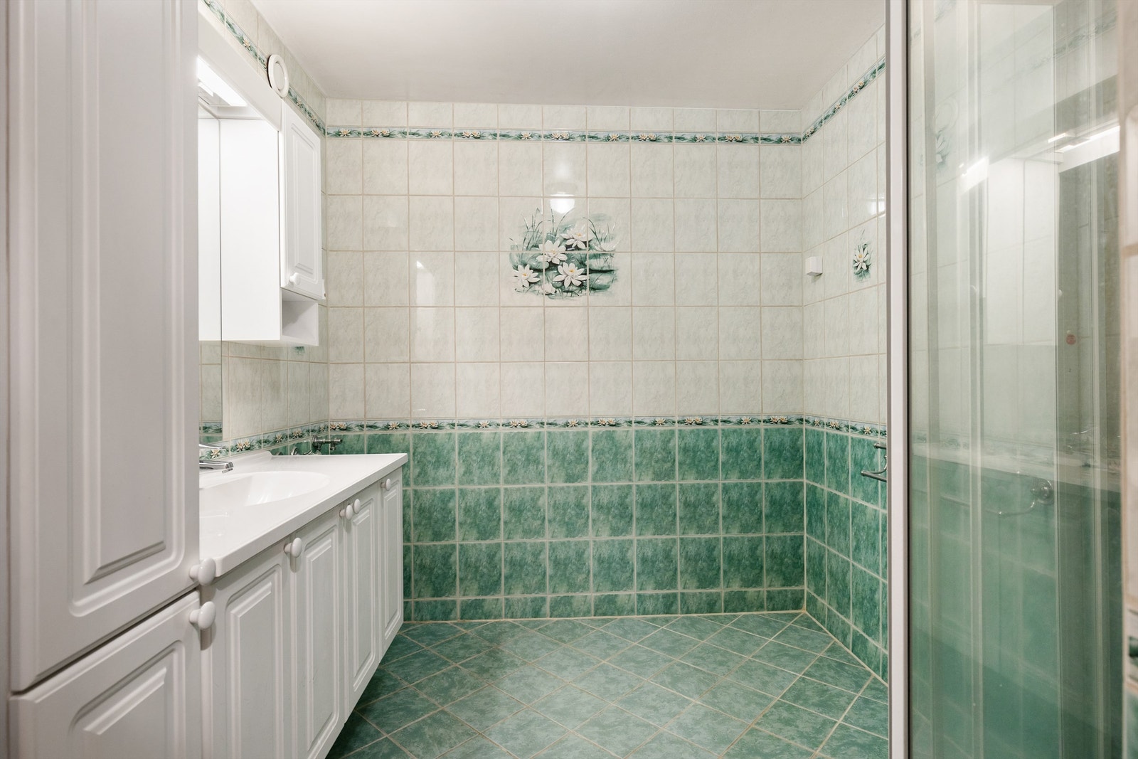 Badet har mekanisk avtrekk, og opplegg og plass for vaskemaskin. Galleribilde