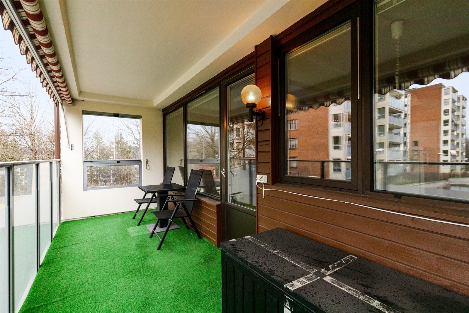 Boligens balkong er av god størrelse, og er en perfekt plass å nyte årets varmere dager i eget hjem. Galleribilde