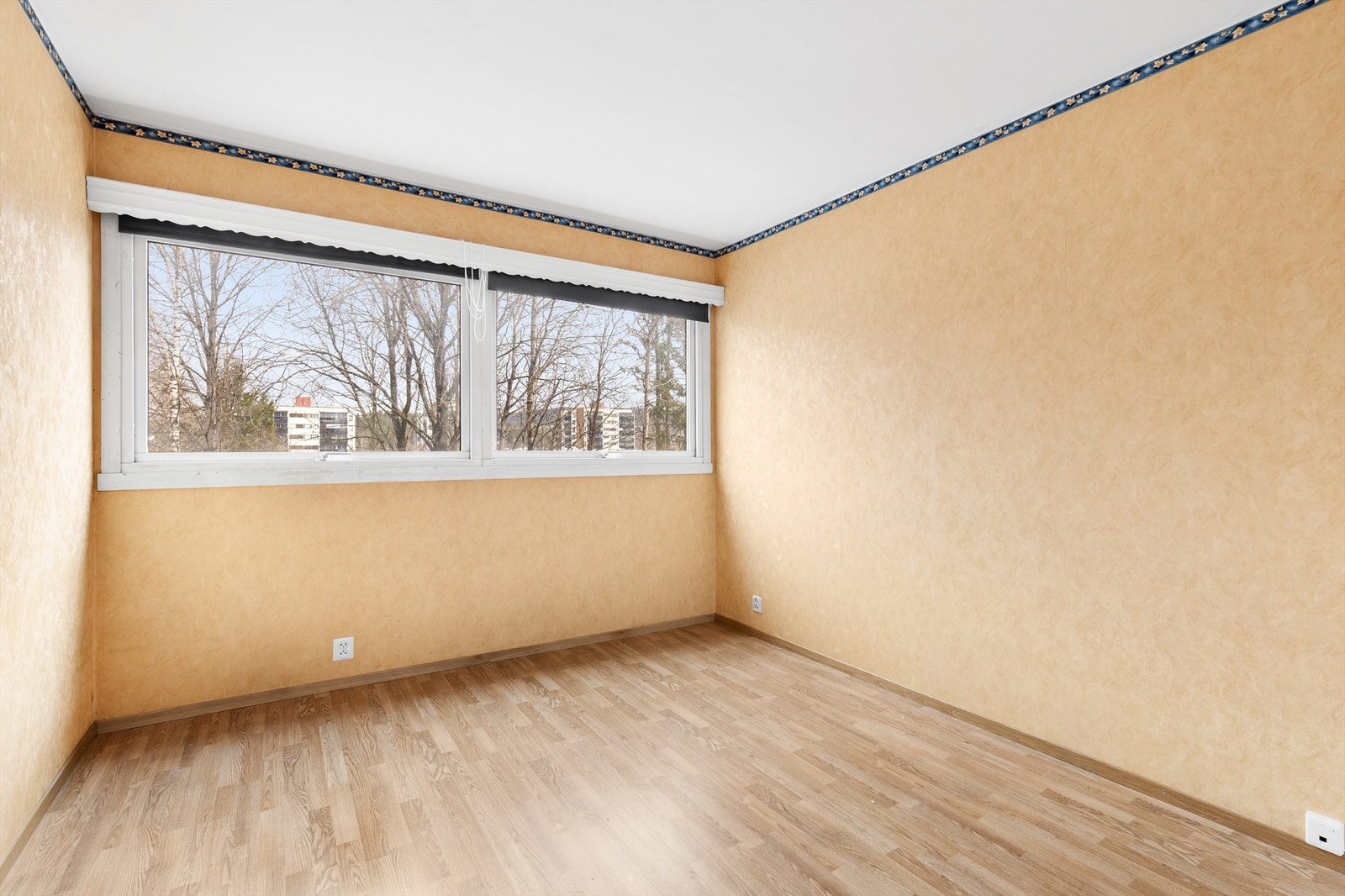 Boligens andre soverom har plass til seng og nattbord, og passer perfekt som barnerom, gjesterom eller kontor. Galleribilde