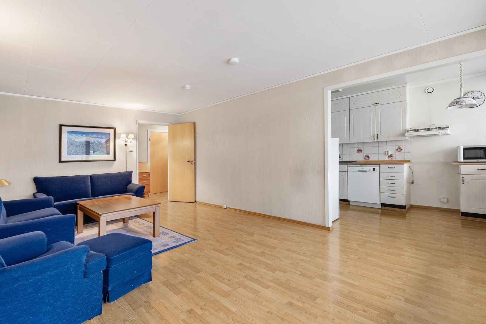 Stuen er av god størrelse med plass til sofa, salongbord og TV-seksjon. Galleribilde