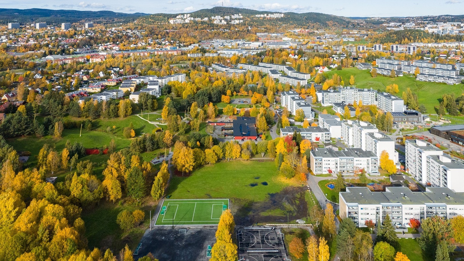 Verdensparken på Furuset er en liten oase for sosialt samvær, trening, lek og opplevelse. Parken er belyst, har et vakkert vannspeil og syv møteplasser med sittegrupper, griller og store bålfat som kan brukes av alle. Galleribilde