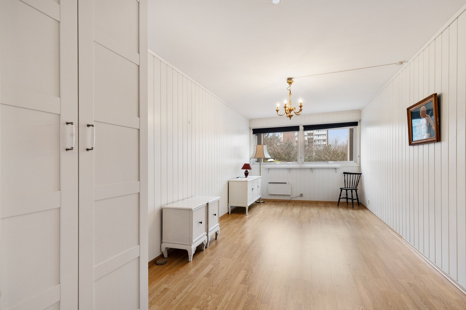 Hovedsoverommet er av god størrelse og har plass til seng, nattbord og kommode/kontorpult. Galleribilde