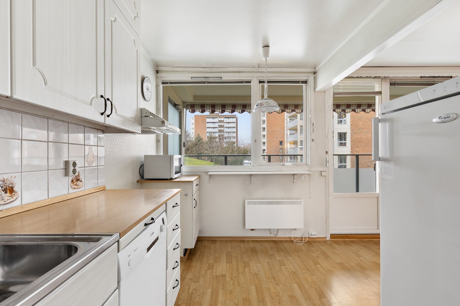 Kjøkkenet er holdt i en delvis åpen løsning mot stuen. Galleribilde