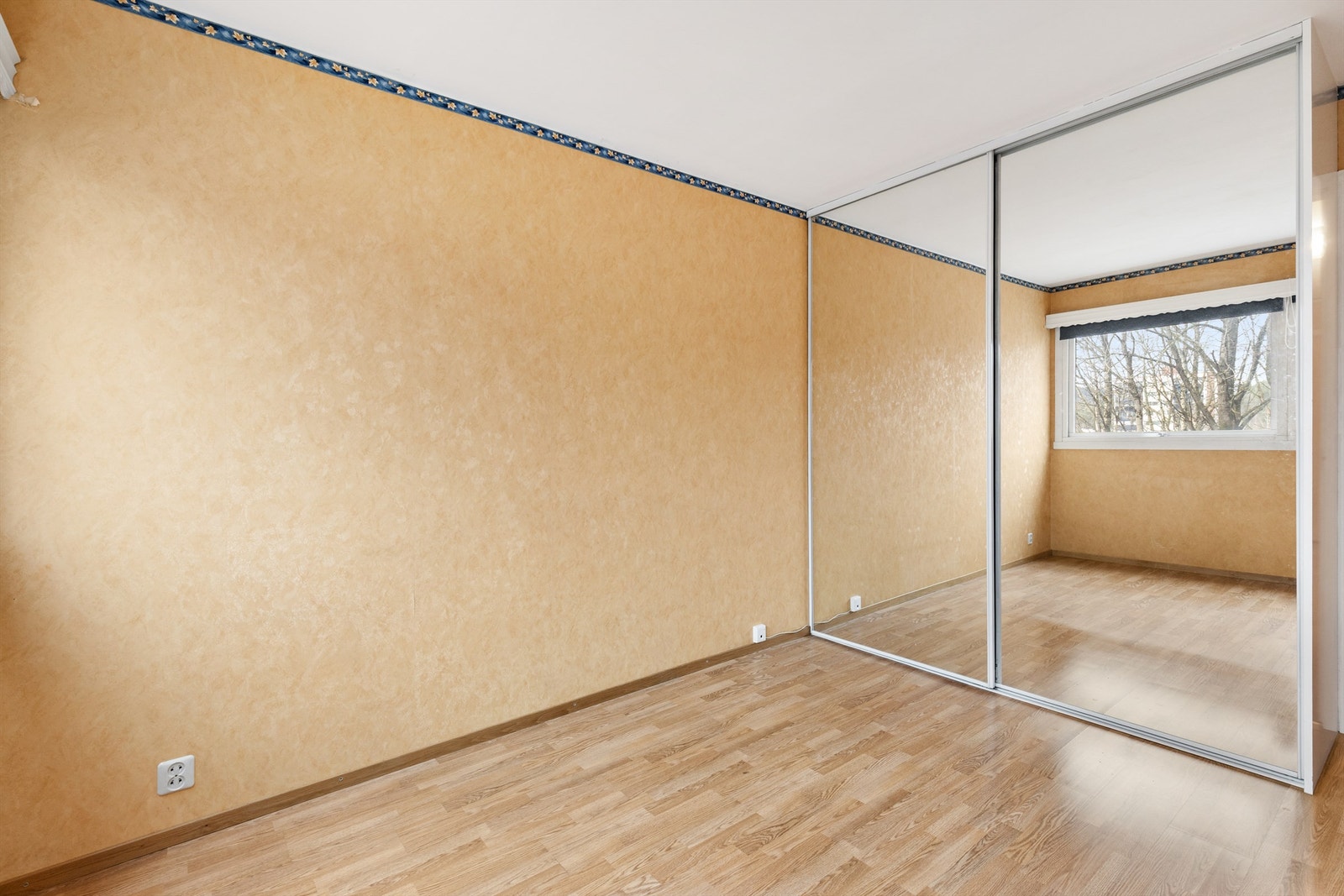 Det er rikelig med oppbevaringsplass i en romslig skyvedørsgarderobe med speilfronter. Galleribilde