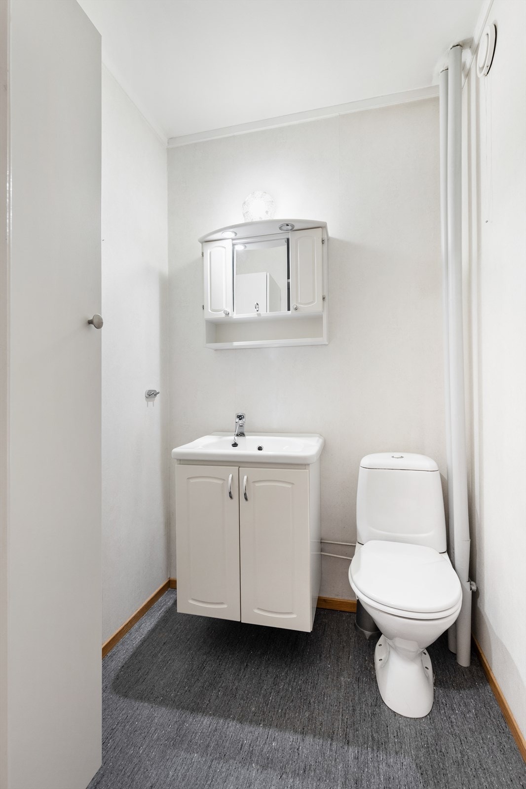 Boligen har også et praktisk separat toalettrom. Galleribilde