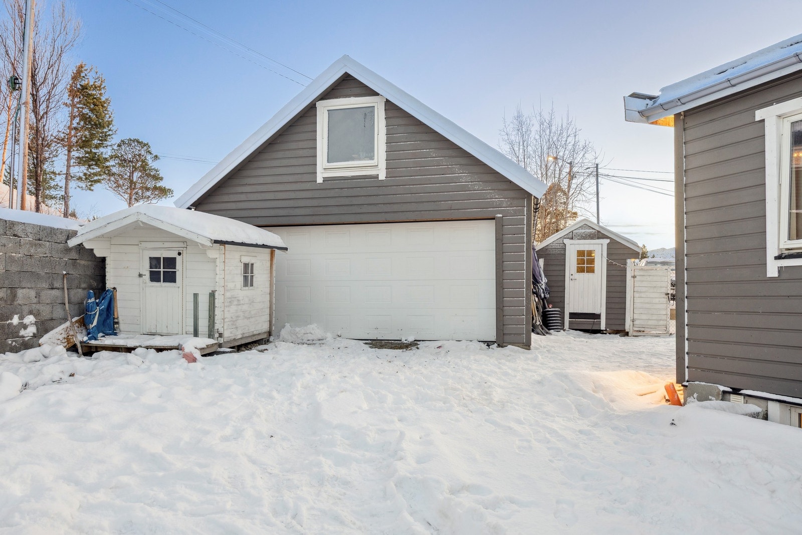 Garasje med hems Galleribilde