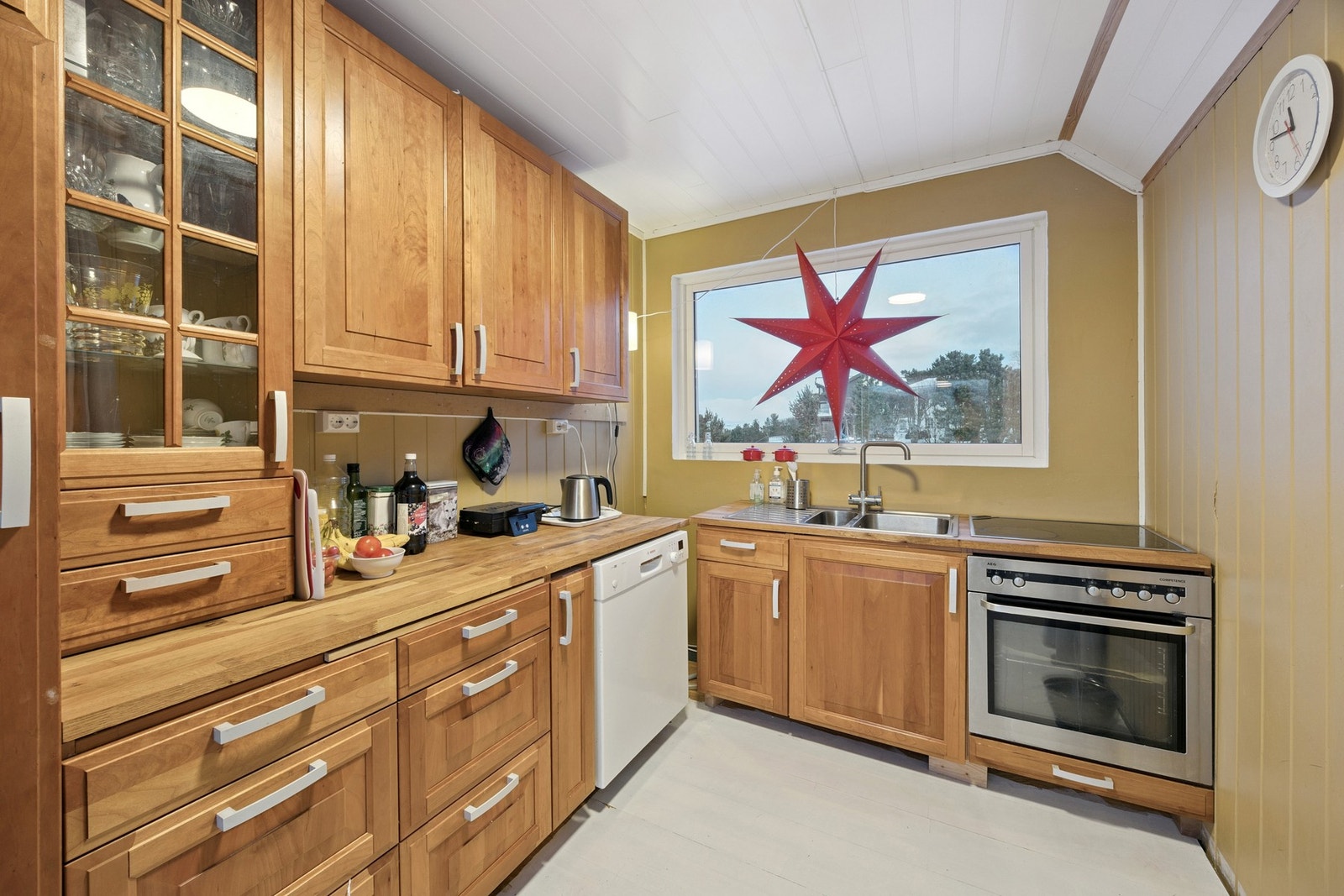 Kjøkkenet har innredning med profilerte fronter og benkeplate av heltre Galleribilde