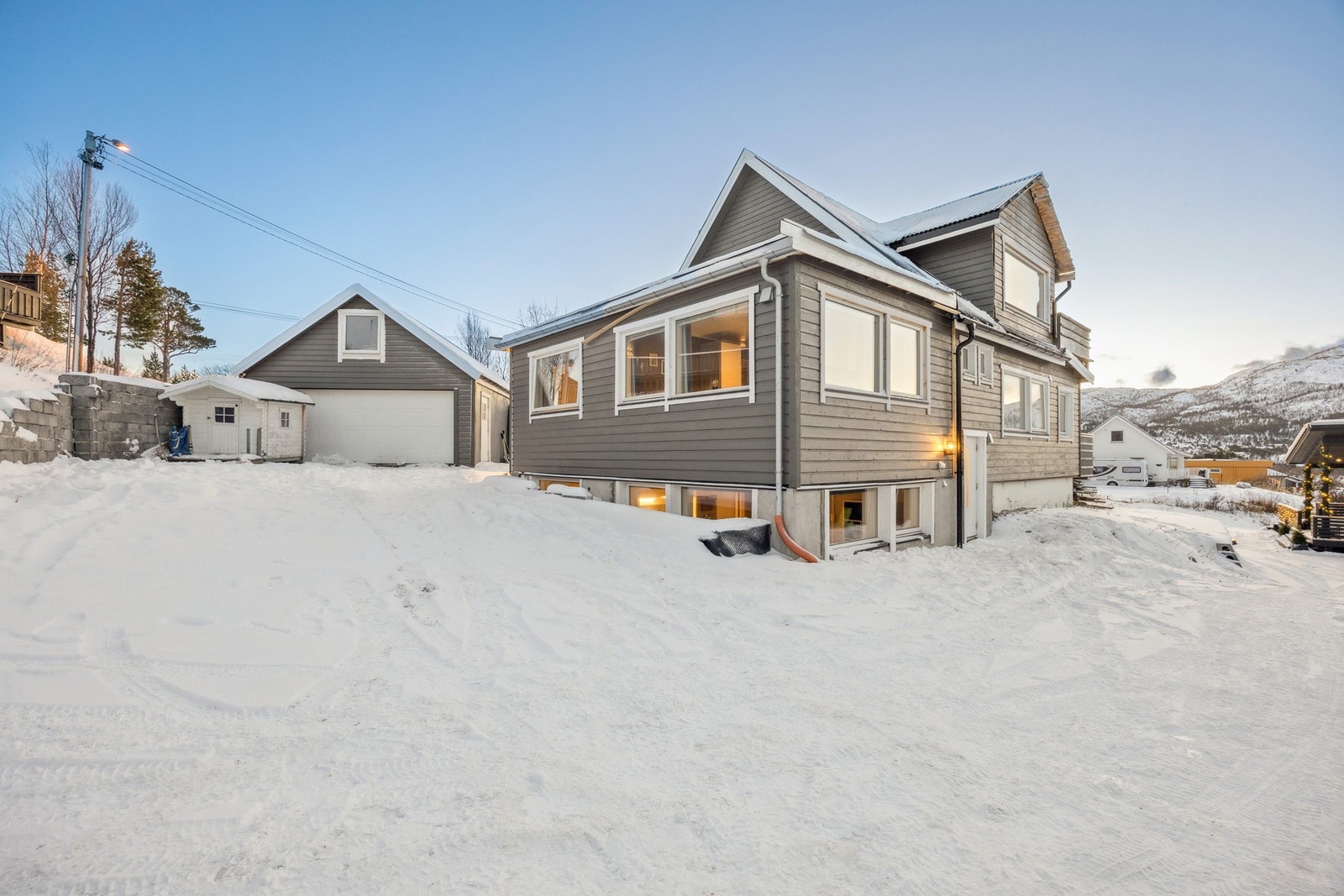 På eiendommen er det også garasje fra 2020 Galleribilde