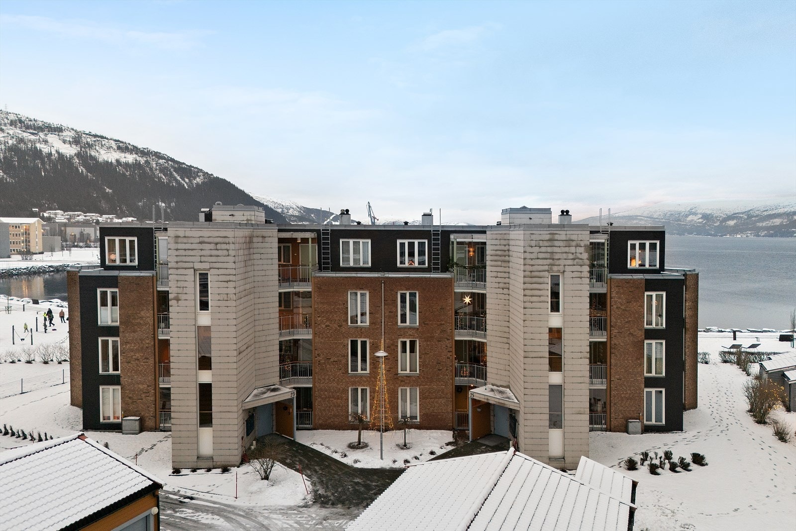 Langs Strandpromenaden, med Ranfjorden og Havmannen som nærmeste naboer, kan du nå sikre deg en ettertraktet selveierleilighet Galleribilde