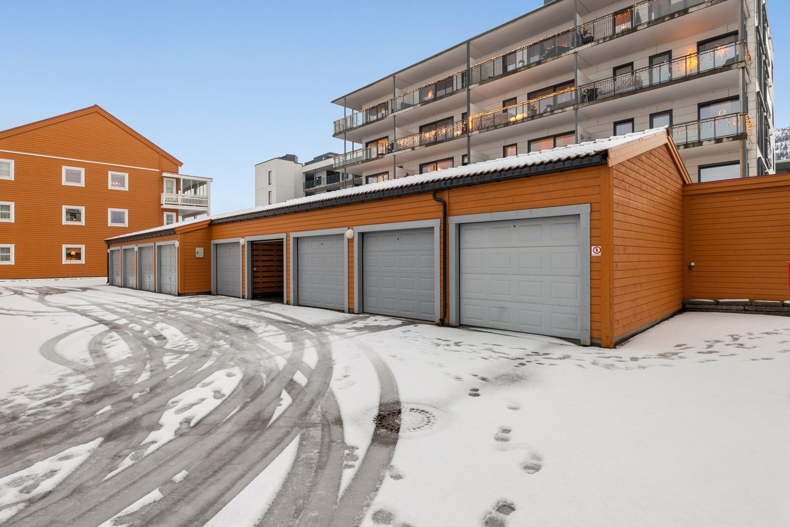 Fra Søndre gate kjører man via privat vei inn til egen garasje, som er nummer tre i rekken fra inngangspartiet. Galleribilde