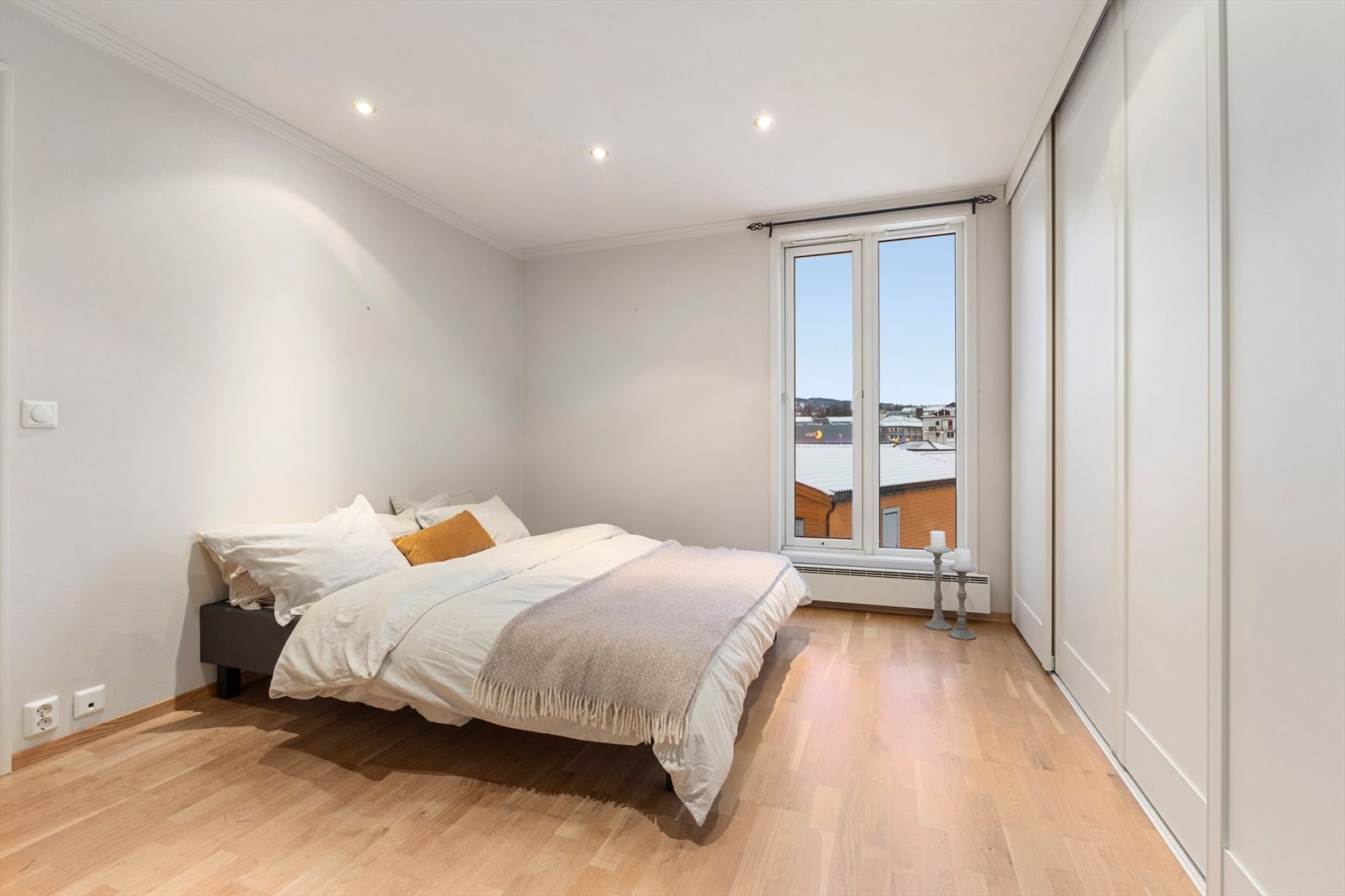 Til venstre for entreen ligger hovedsoverommet, som har god plass og rikelig oppbevaringsmuligheter i skyvedørsgarderobe. Galleribilde