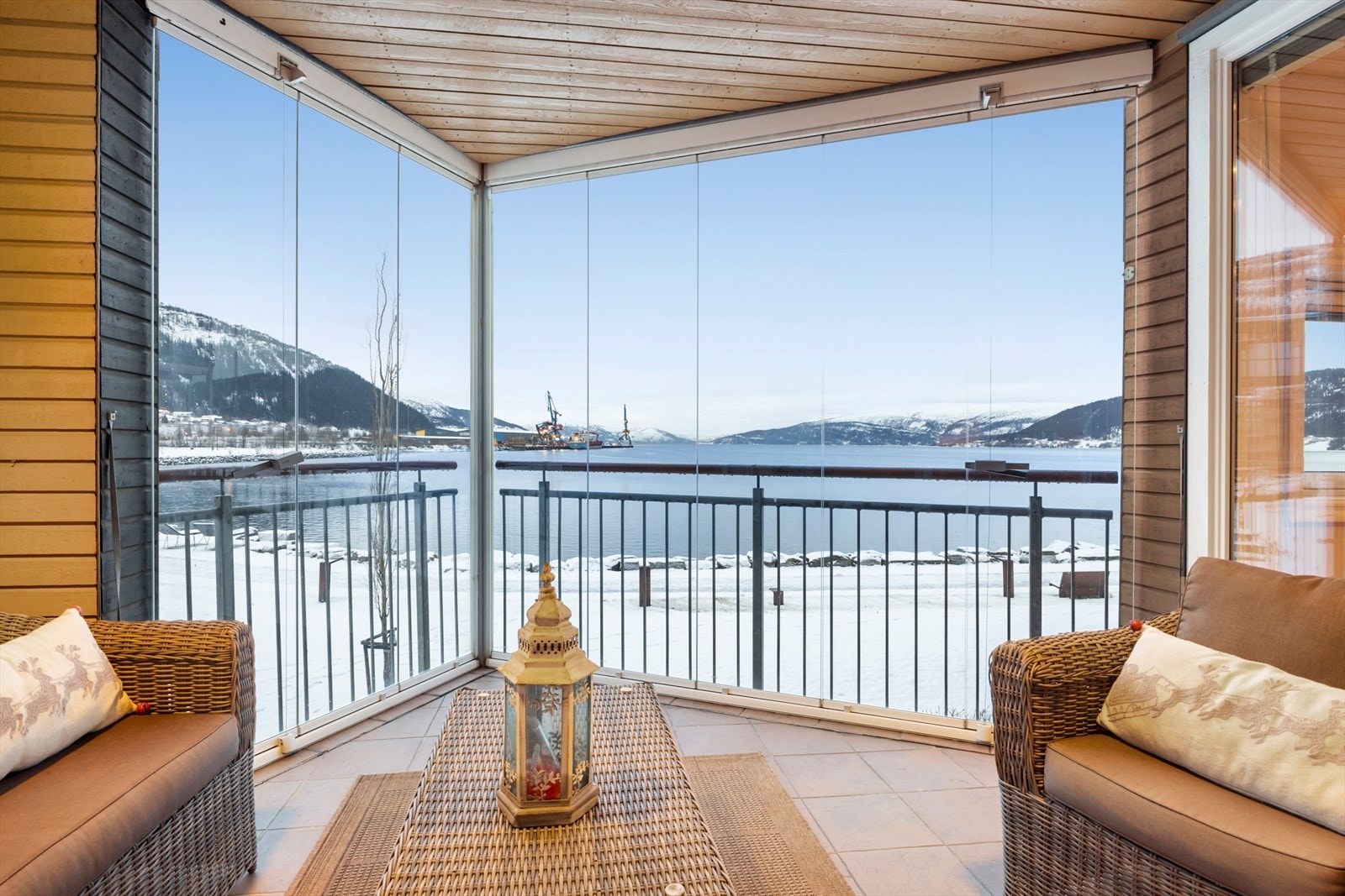 Her kan du nyte nydelig utsikt over Ranfjorden og sol på ettermiddag og kveld. Galleribilde