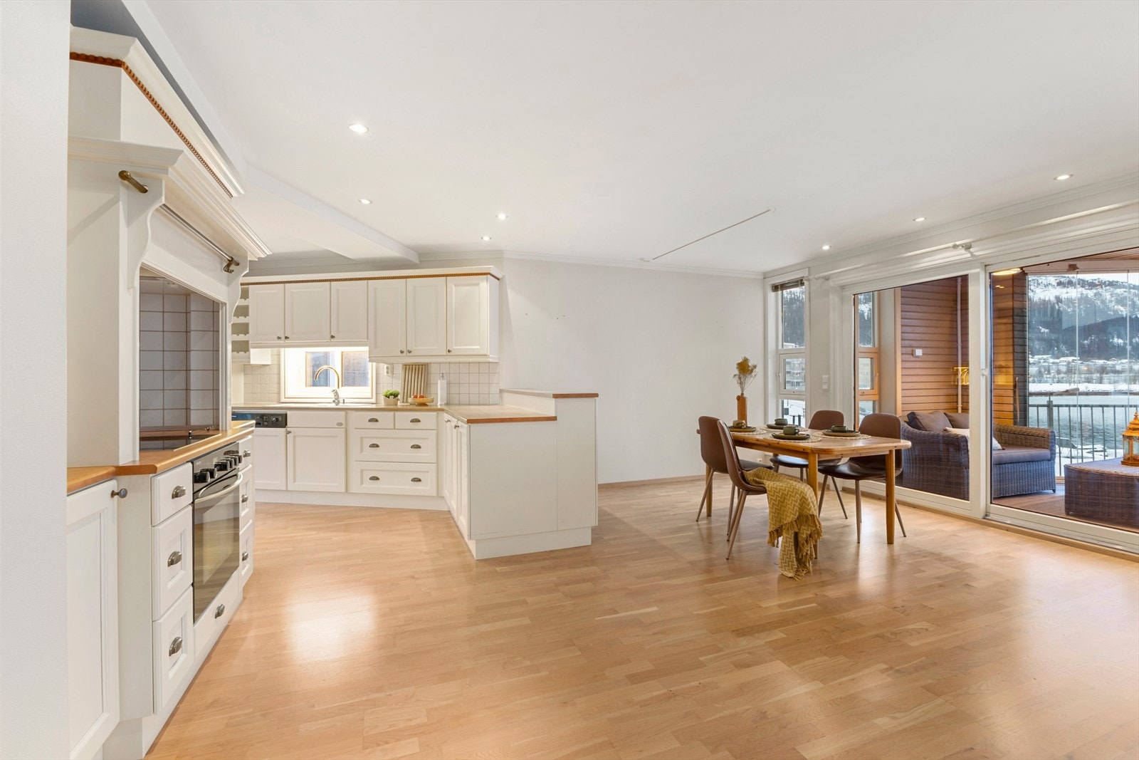 Kjøkkenet har rikelig med kjøkkeninnredning Galleribilde