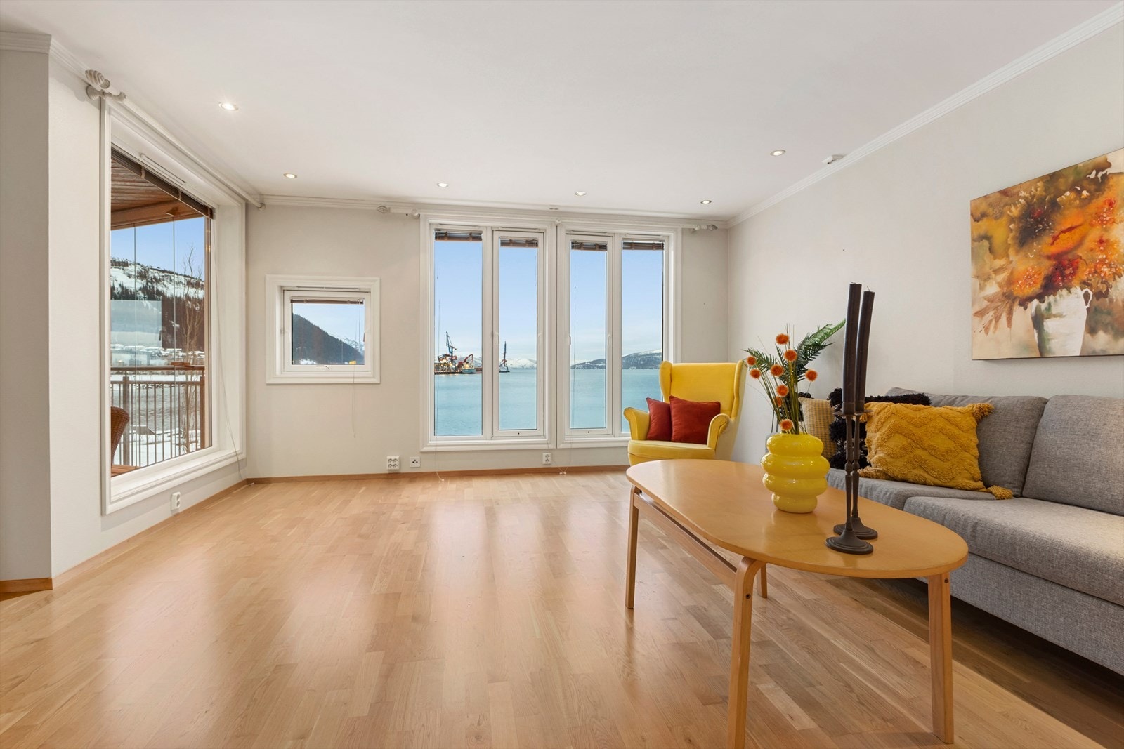 Leiligheten er gjennomgående og har vinduer mot både sentrum og fjorden. Galleribilde