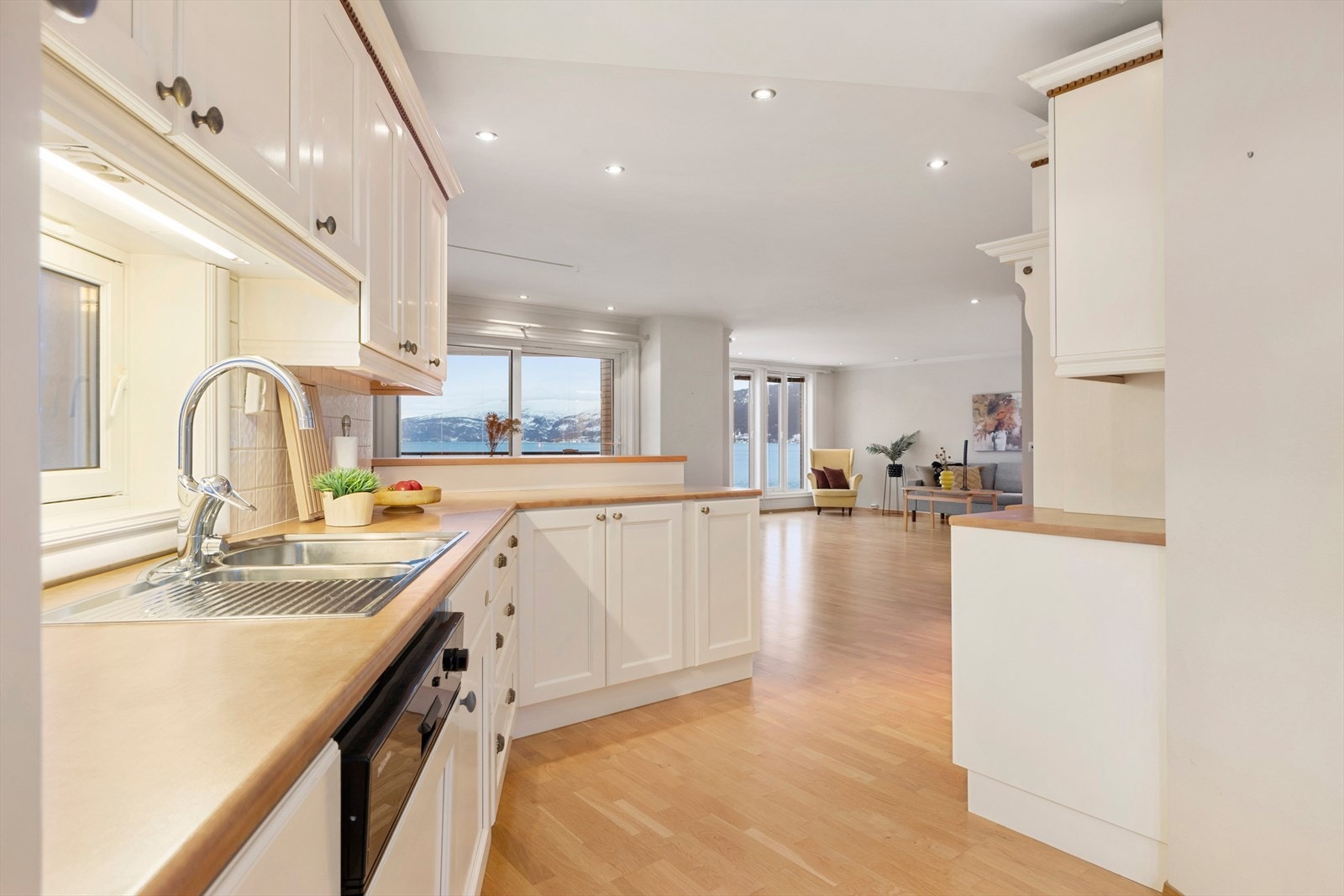 Sosial løsning på stue og kjøkken Galleribilde