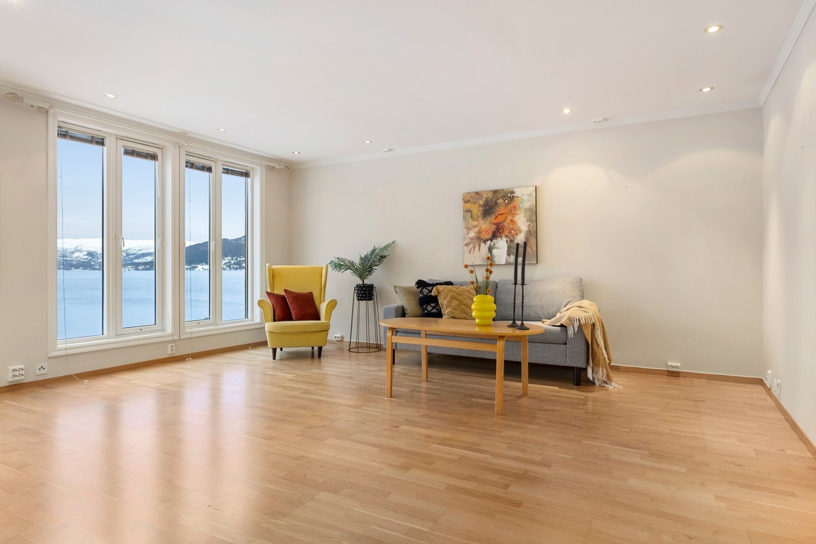 Stue og kjøkken ligger i en åpen løsning som gir både god romfølelse og flotte lysforhold. Galleribilde