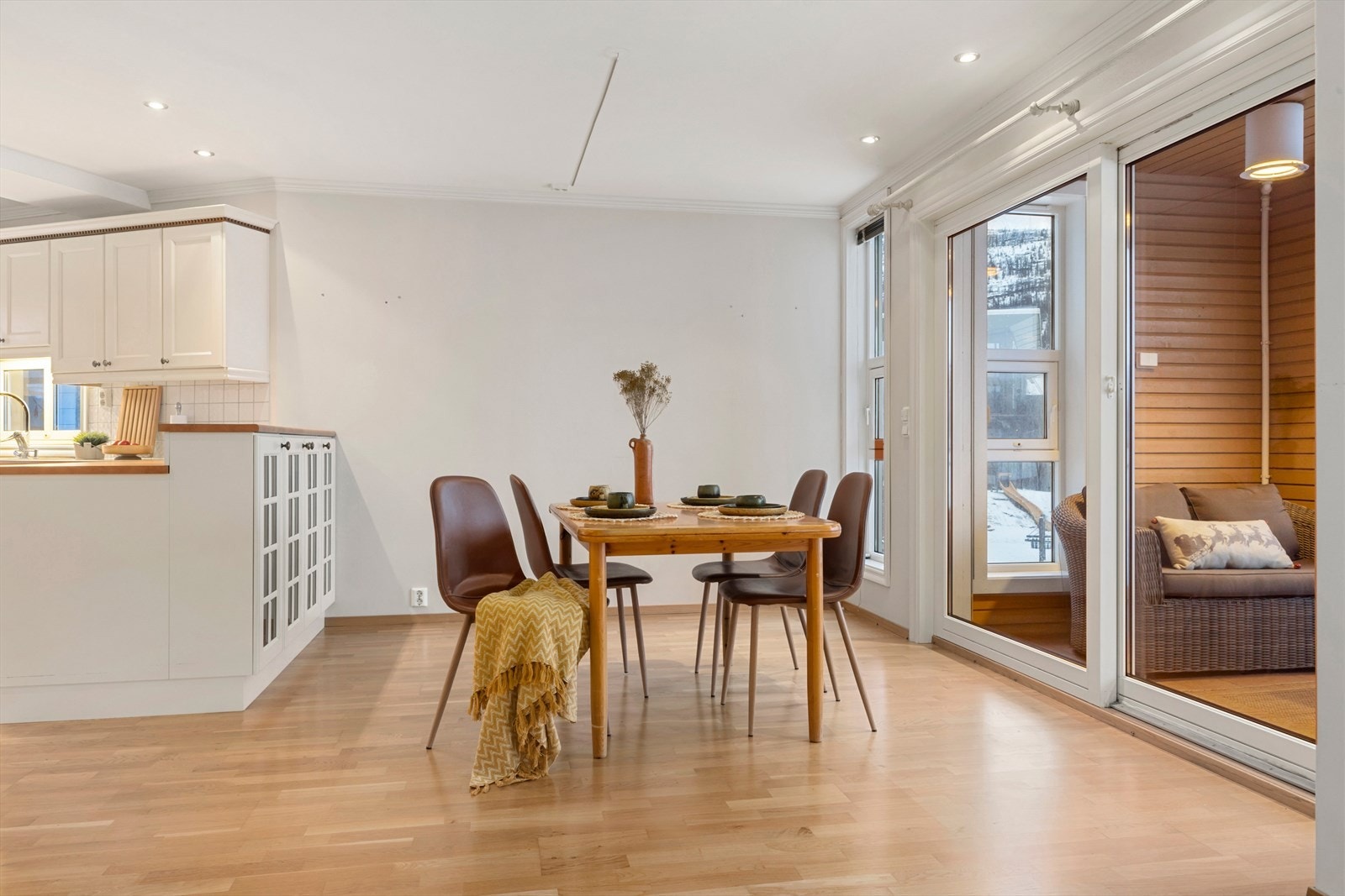 Fra stue/kjøkken er det utgang til den andre innglassede balkongen. Galleribilde