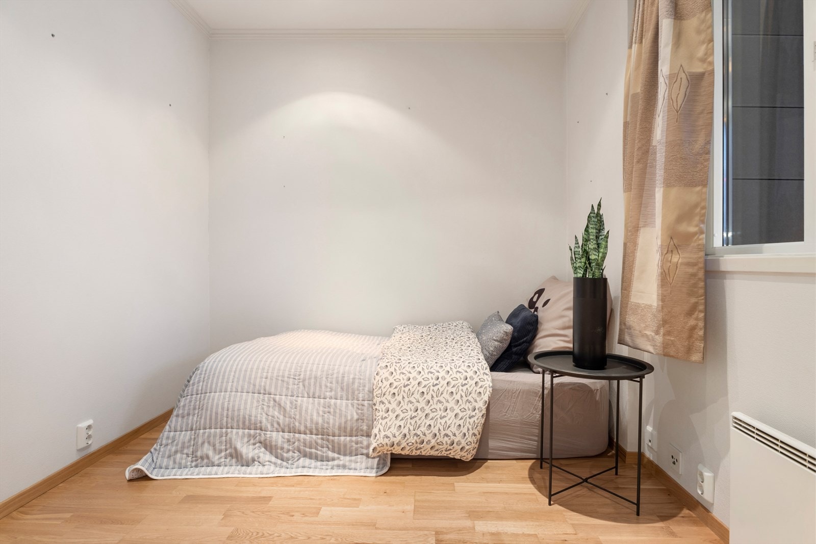 Til høyre fra entréen finner man gjesterommet, som - i likhet med de fleste rom - har innfelte spotter i himlingen. Galleribilde