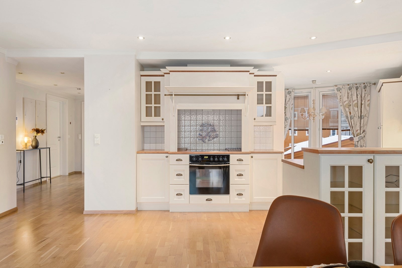 Her er det platetopp, integrert stekeovn, kjøleskap, fryseskap og oppvaskmaskin. Galleribilde